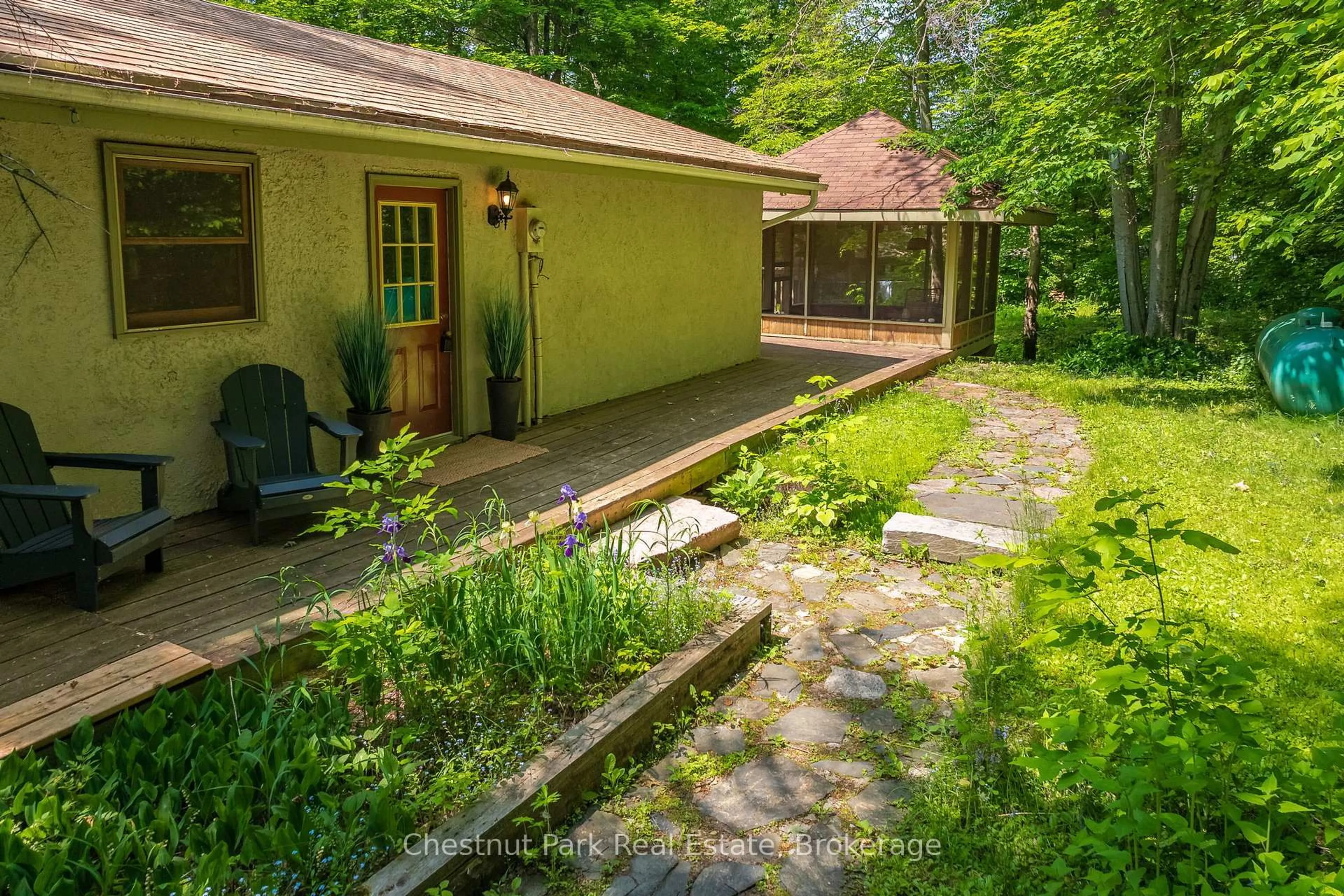 Patio, unknown for 115 Woodland Dr, Huntsville Ontario P1H 1A7