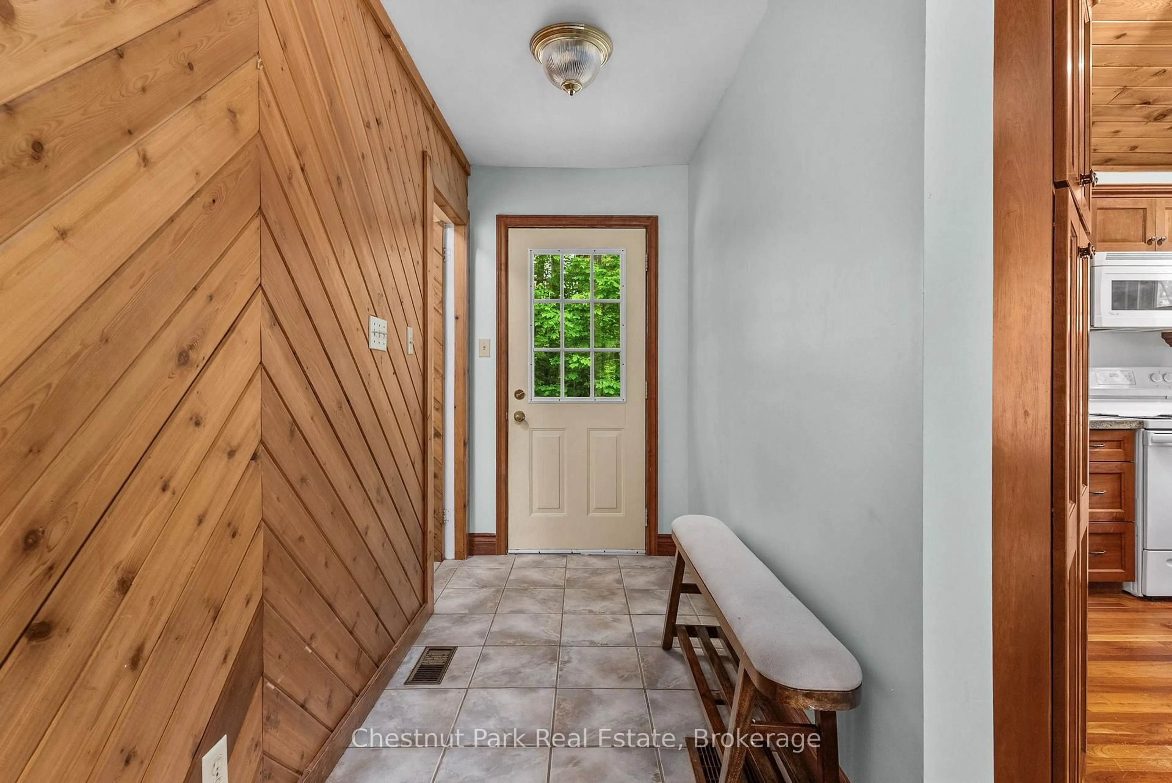 Indoor entryway for 115 Woodland Dr, Huntsville Ontario P1H 1A7