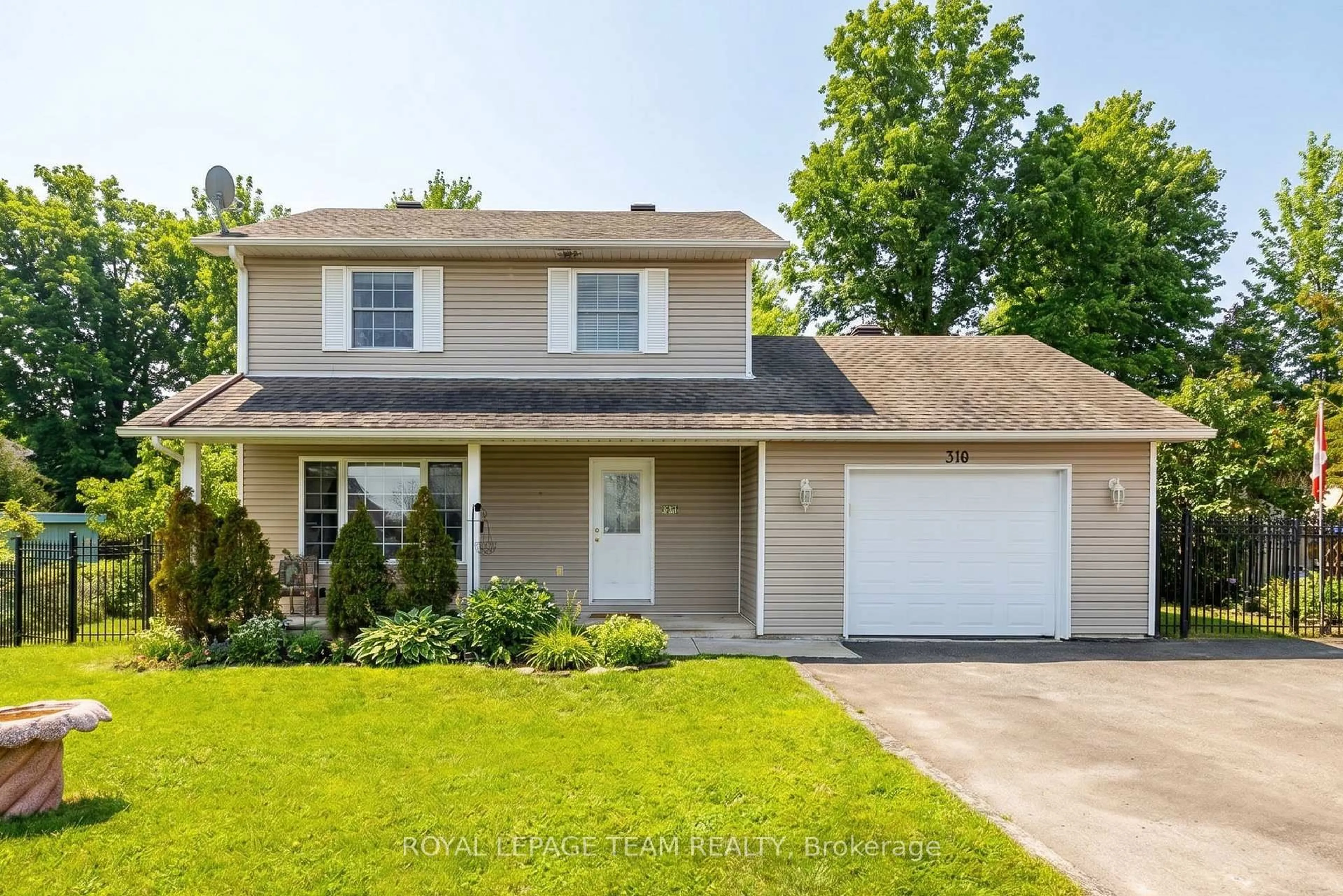 Home with vinyl exterior material, street for 318 Main St, Merrickville-Wolford Ontario K0G 1N0