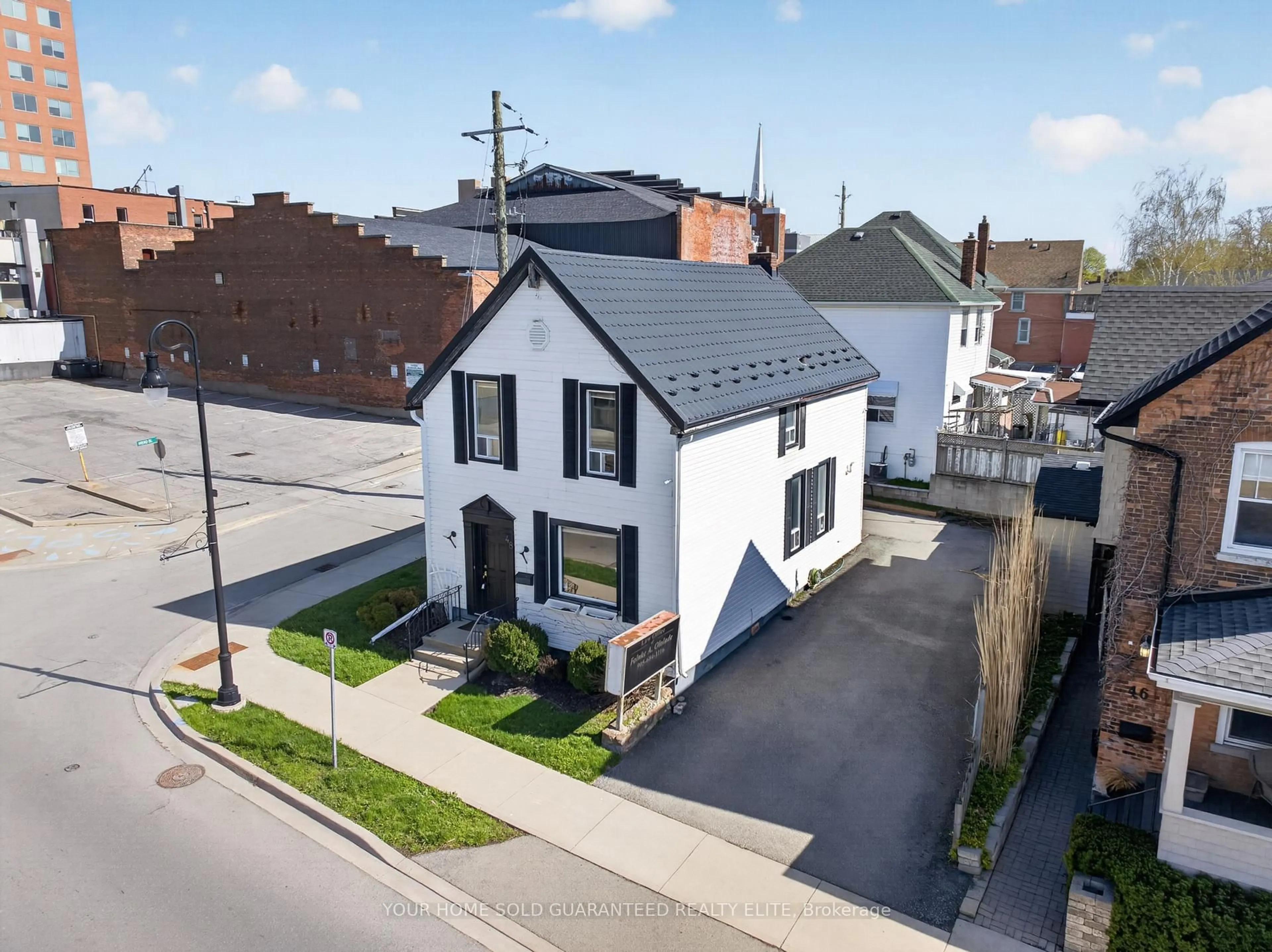 A pic from outside/outdoor area/front of a property/back of a property/a pic from drone, street for 48 Carlisle St, St. Catharines Ontario L2R 4H4
