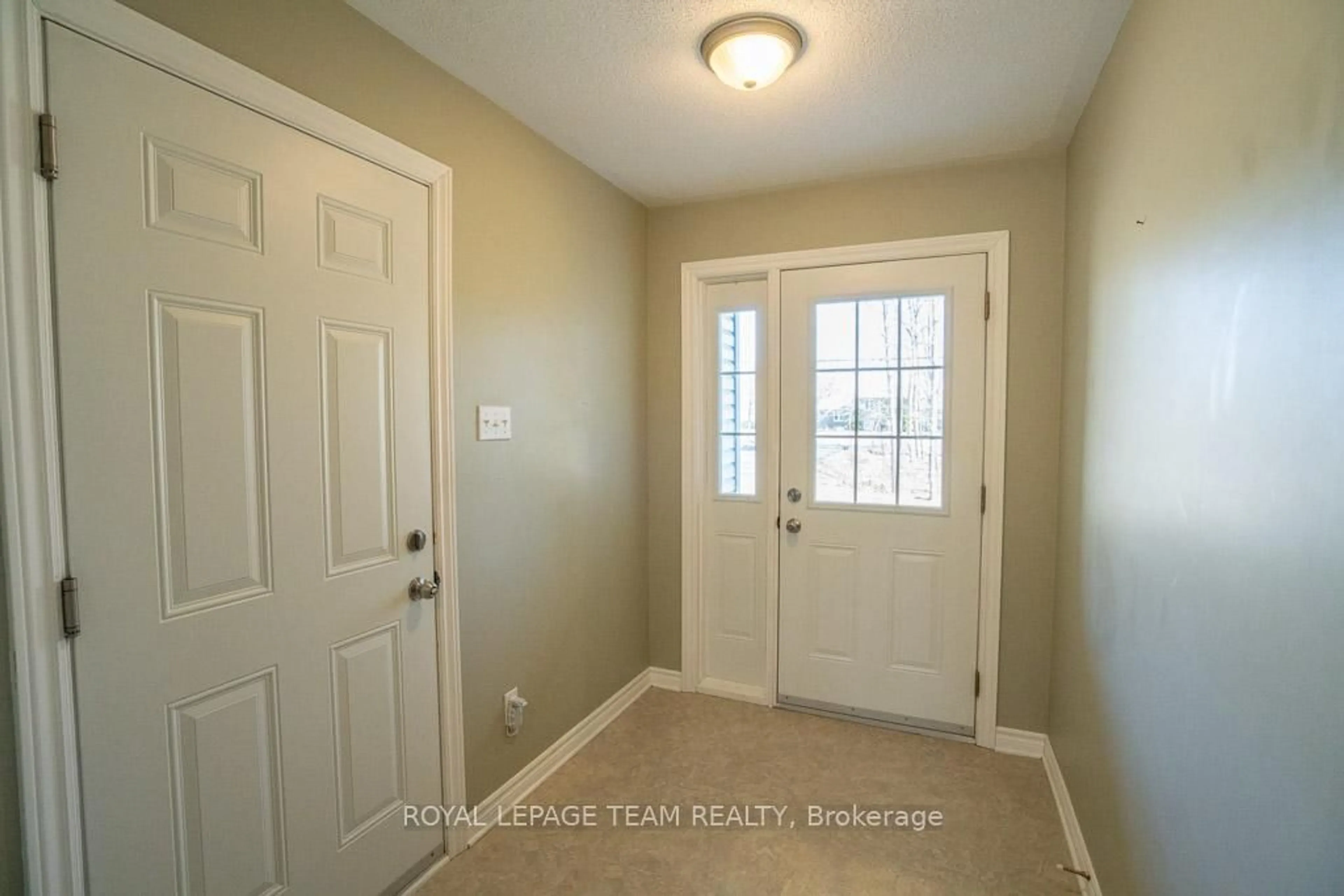 Indoor entryway for 480 Lake Park Rd, Carleton Place Ontario K7C 3P2