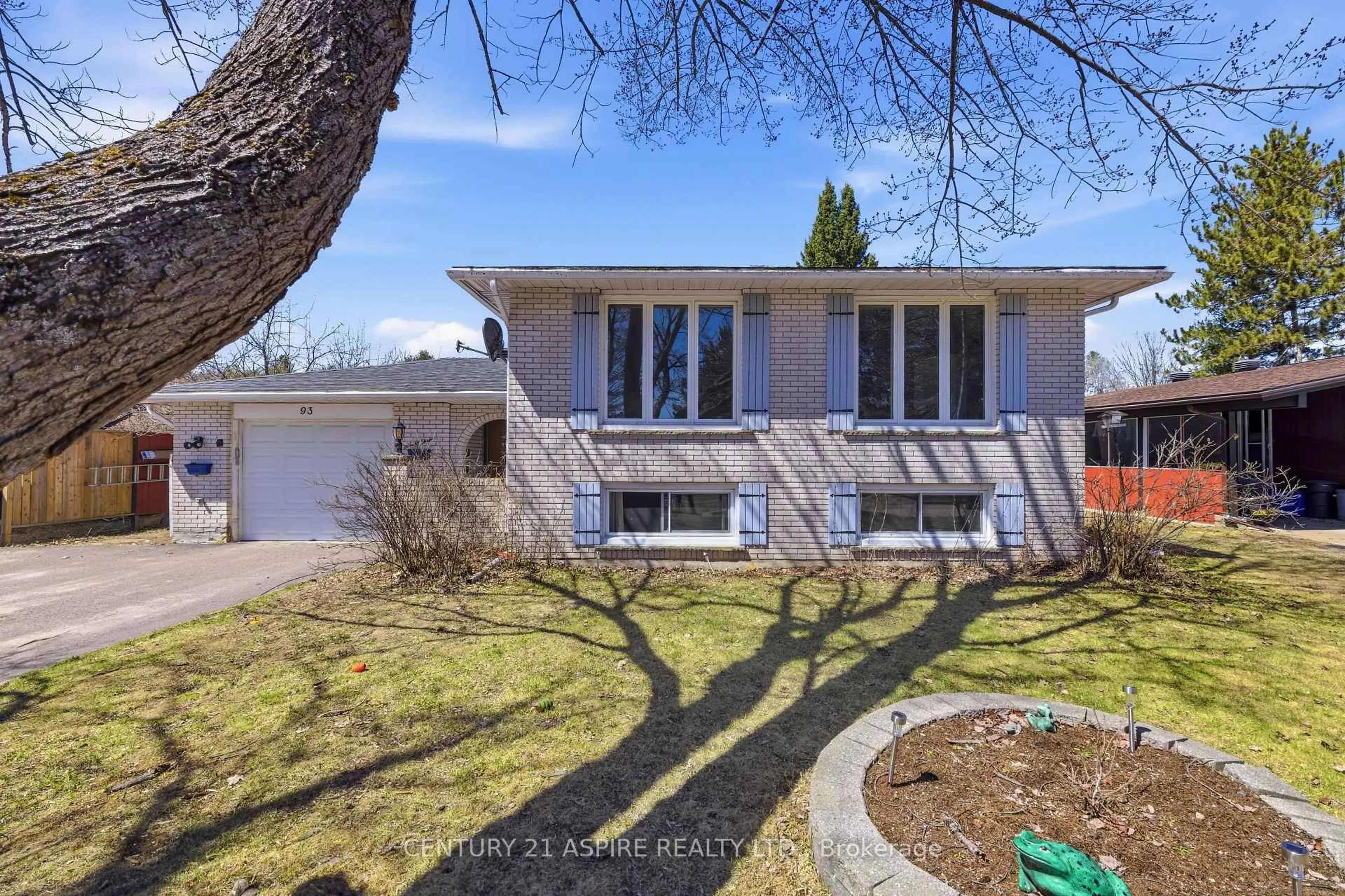 A pic from outside/outdoor area/front of a property/back of a property/a pic from drone, street for 93 Frontenac Cres, Deep River Ontario K0J 1P0