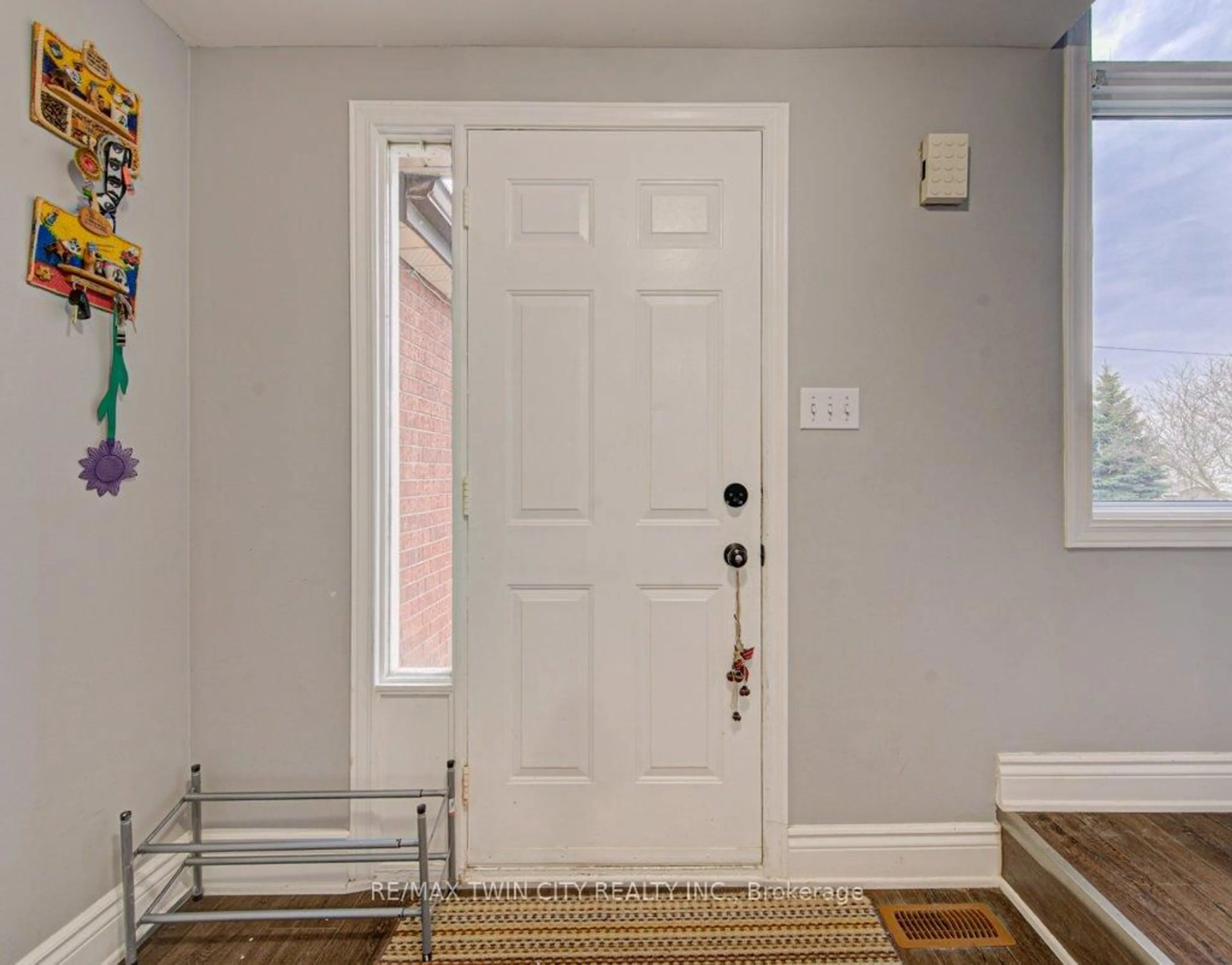 Indoor entryway for 237B Thistleglen Pl, Waterloo Ontario N2T 2A6