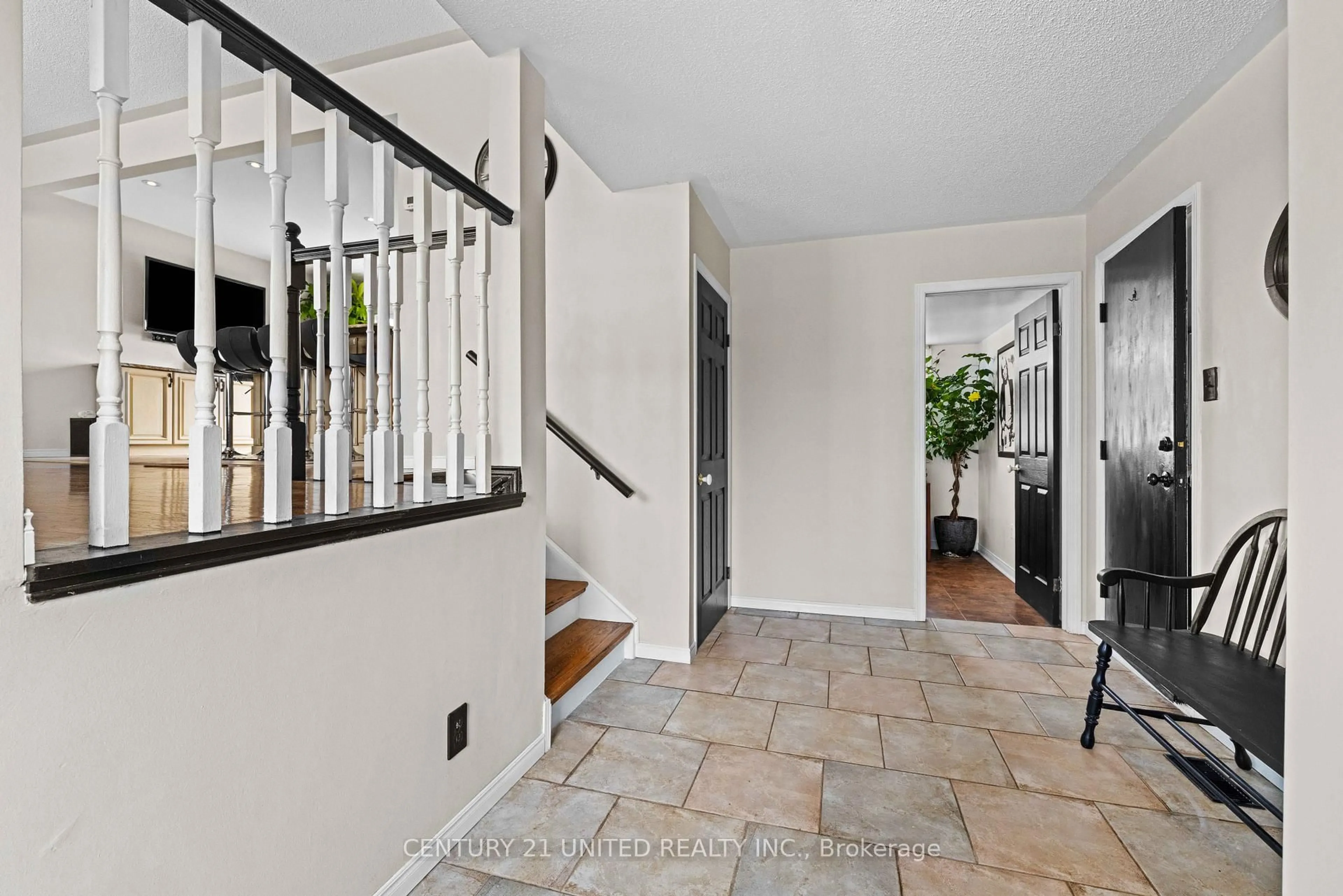 Indoor entryway for 2252 Denure Dr, Peterborough Ontario K9K 2G3