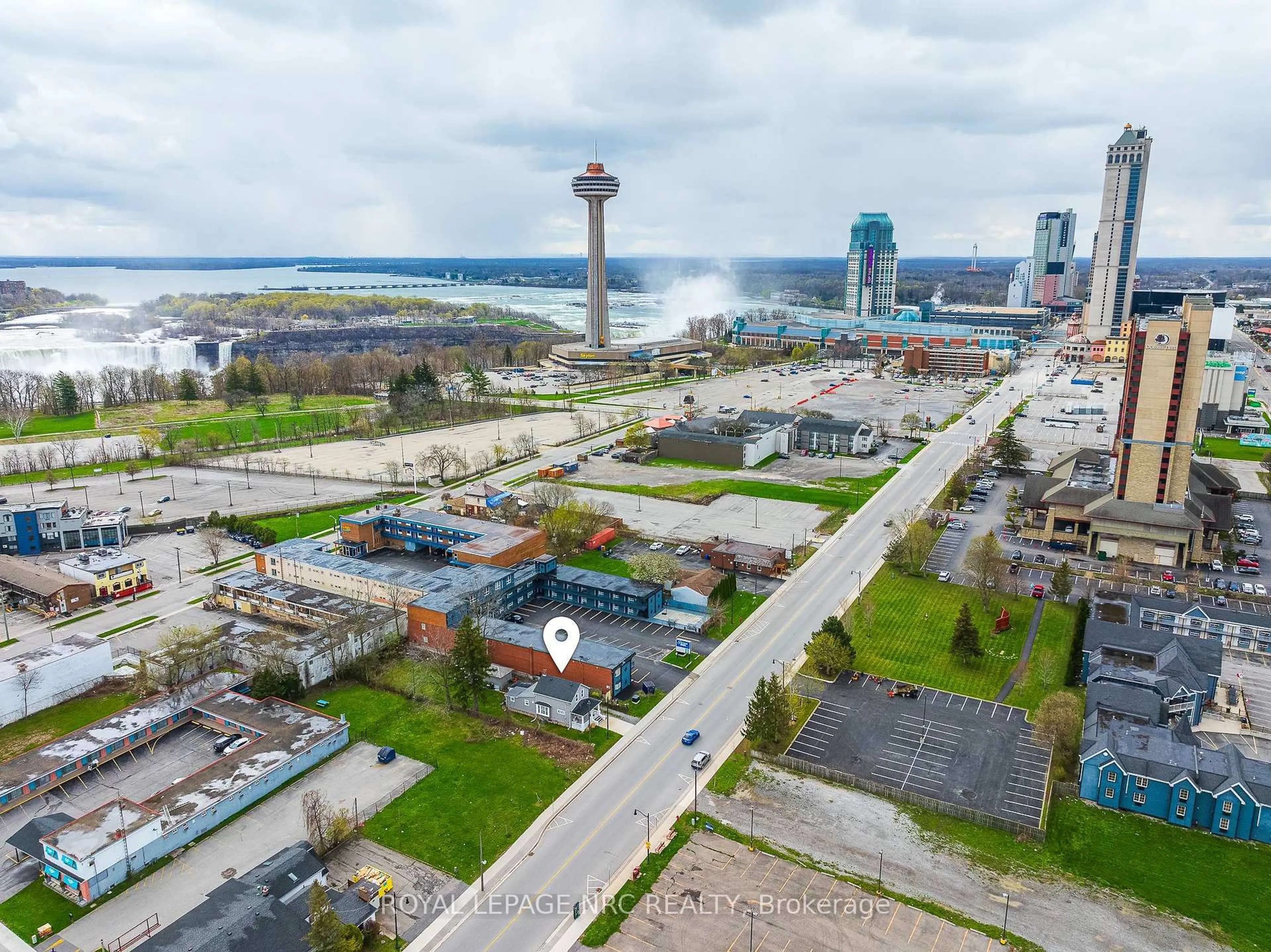 A pic from outside/outdoor area/front of a property/back of a property/a pic from drone, unknown for 5930 Fallsview Blvd, Niagara Falls Ontario L2G 3V5
