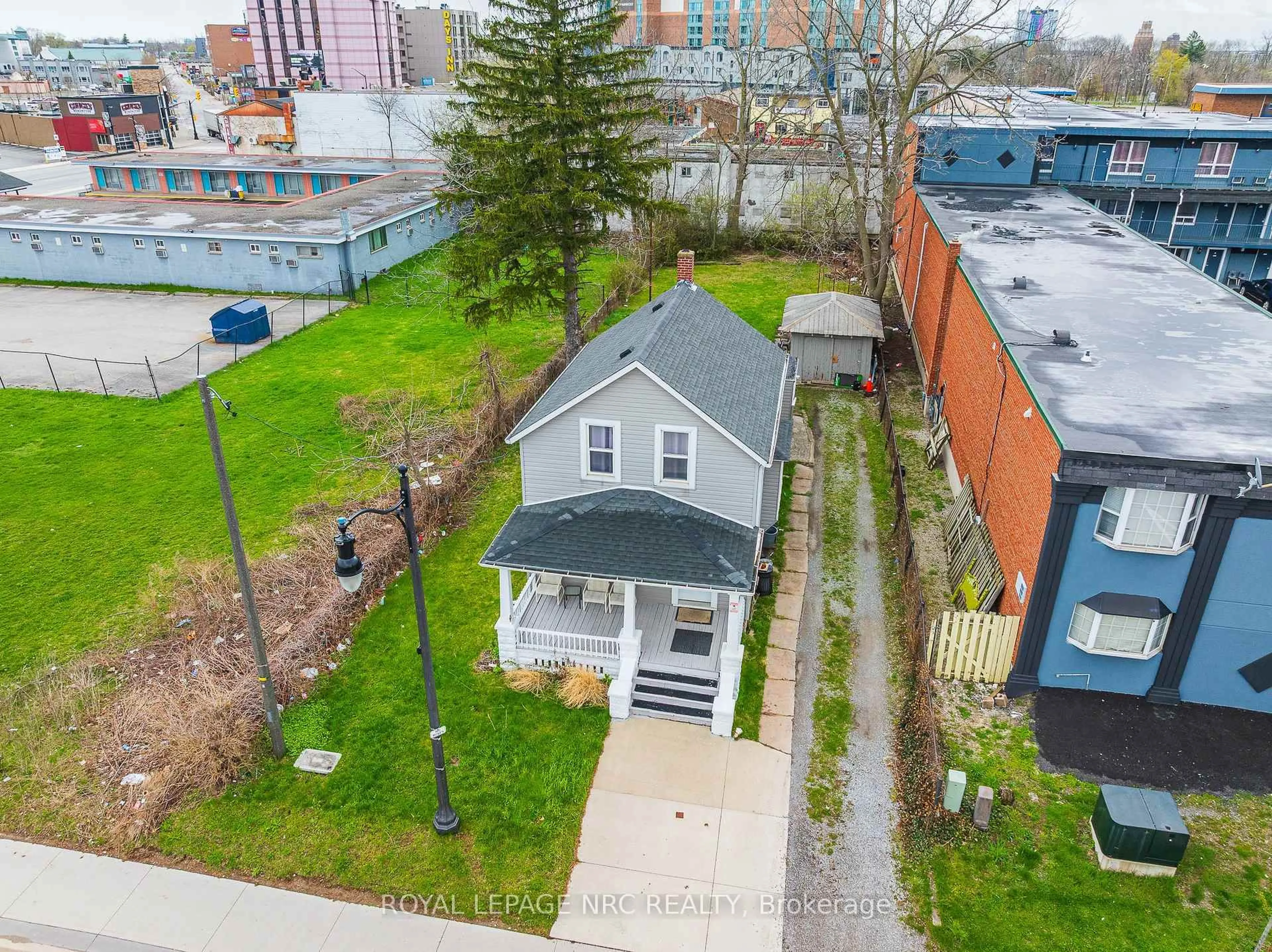 A pic from outside/outdoor area/front of a property/back of a property/a pic from drone, unknown for 5930 Fallsview Blvd, Niagara Falls Ontario L2G 3V5