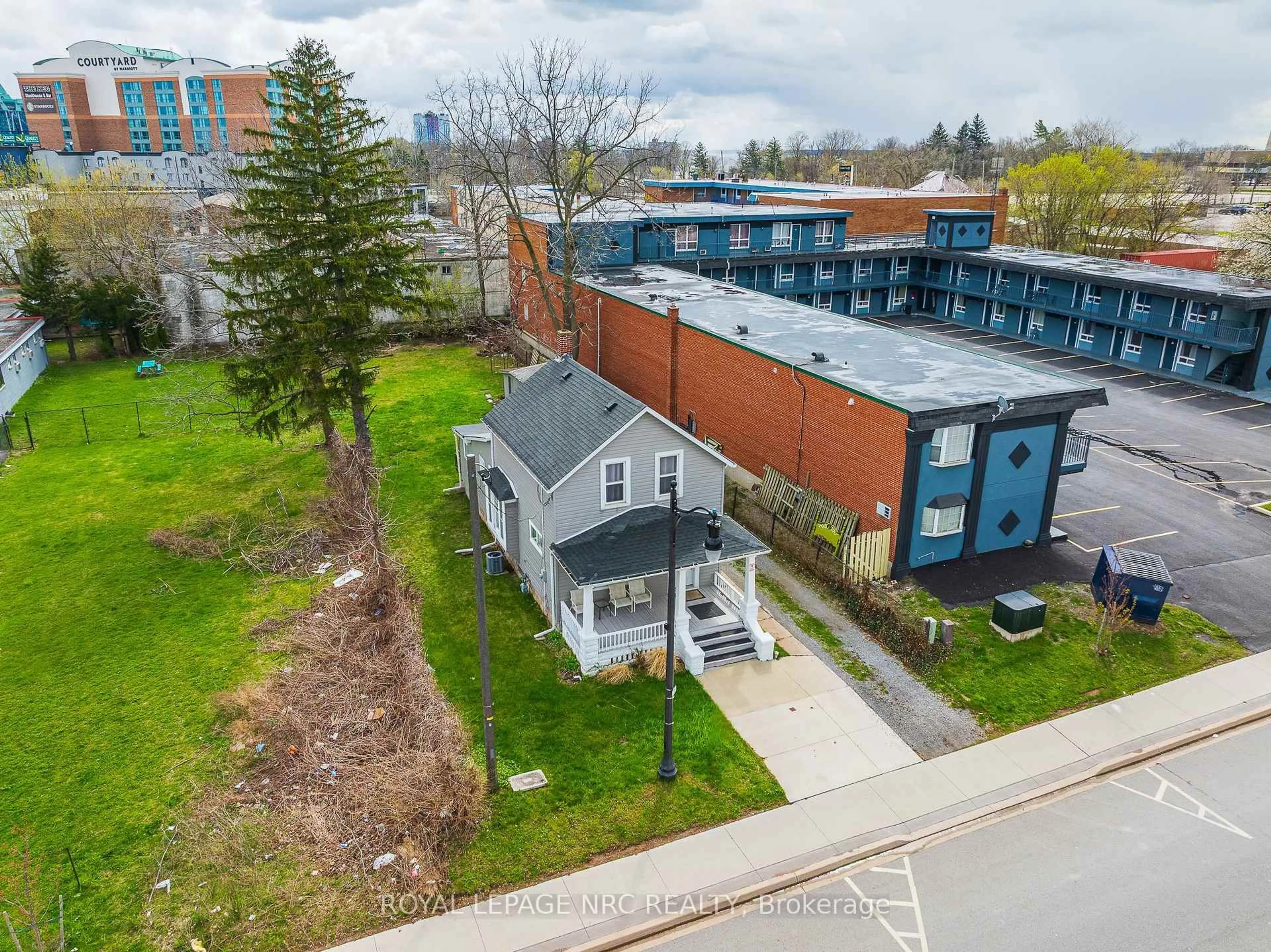 A pic from outside/outdoor area/front of a property/back of a property/a pic from drone, unknown for 5930 Fallsview Blvd, Niagara Falls Ontario L2G 3V5