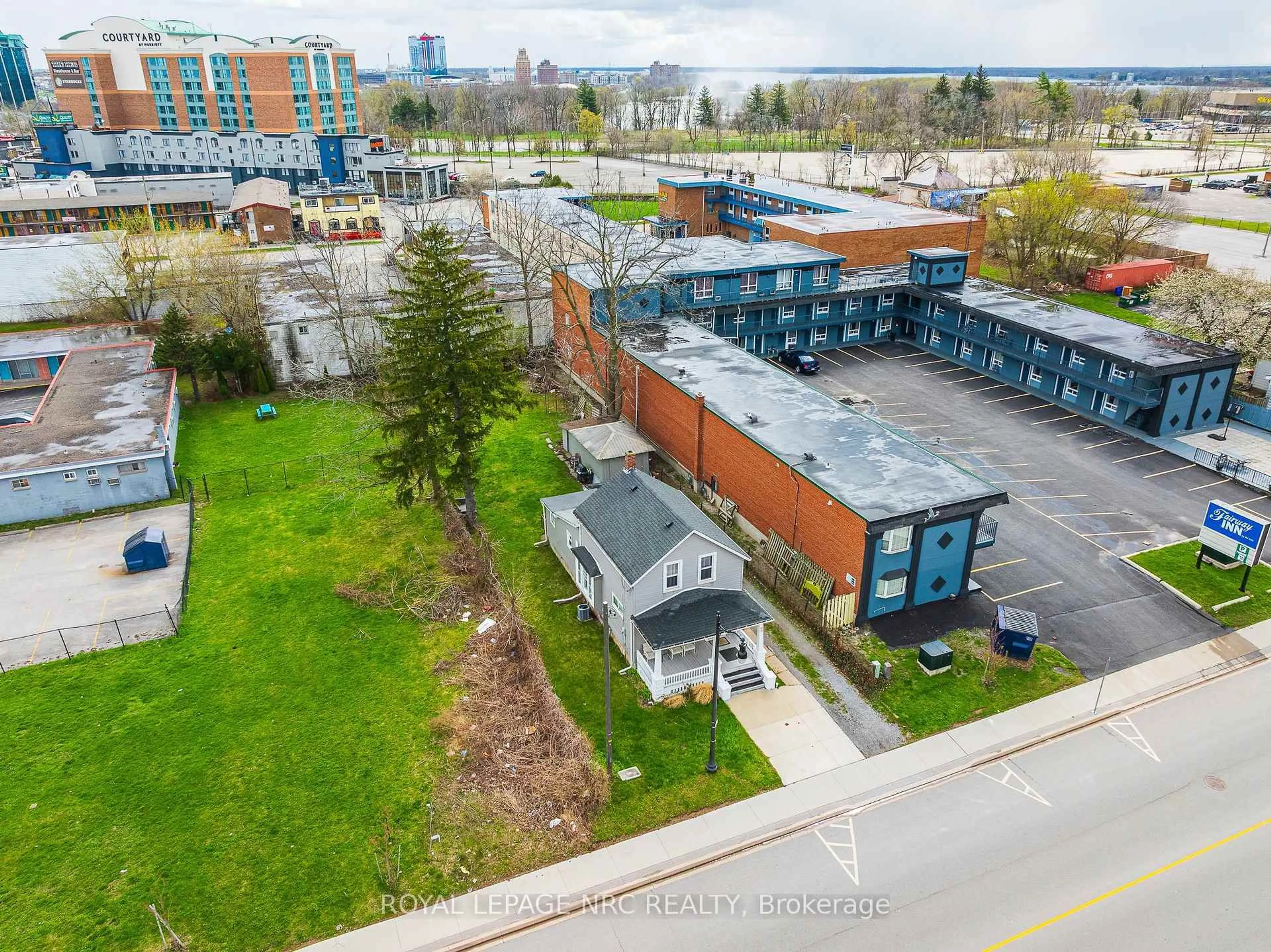 A pic from outside/outdoor area/front of a property/back of a property/a pic from drone, unknown for 5930 Fallsview Blvd, Niagara Falls Ontario L2G 3V5