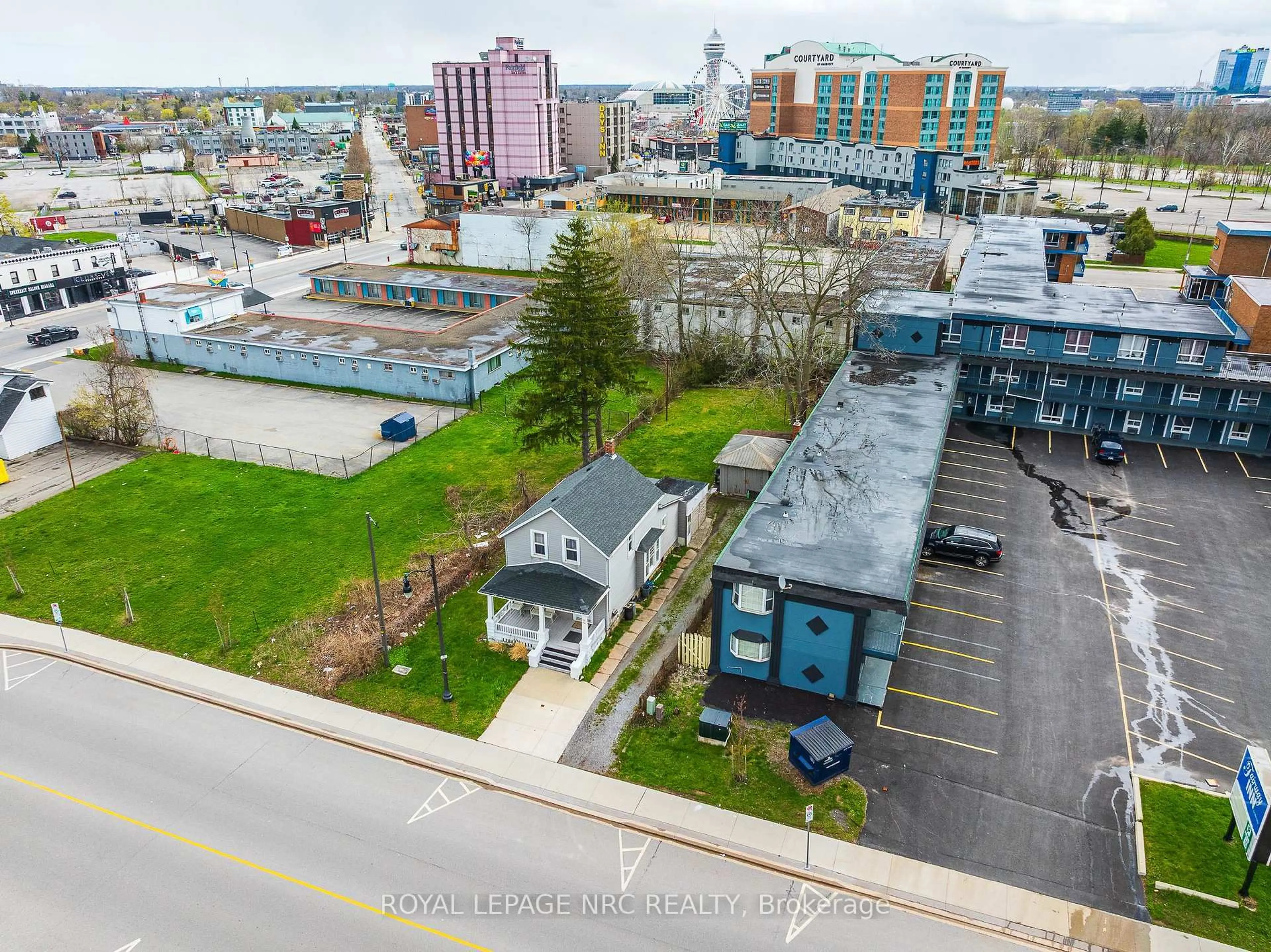 A pic from outside/outdoor area/front of a property/back of a property/a pic from drone, city buildings view from balcony for 5930 Fallsview Blvd, Niagara Falls Ontario L2G 3V5