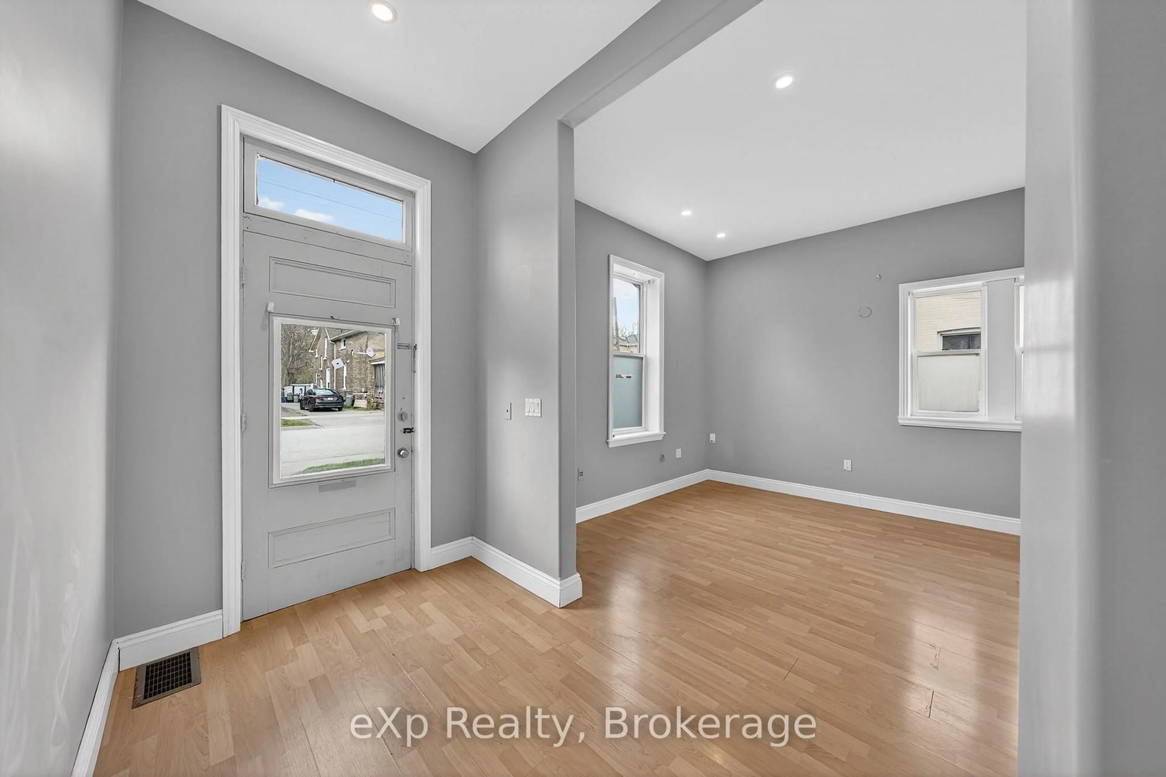 Indoor entryway for 12 Fleet St, Brantford Ontario N3T 3S7