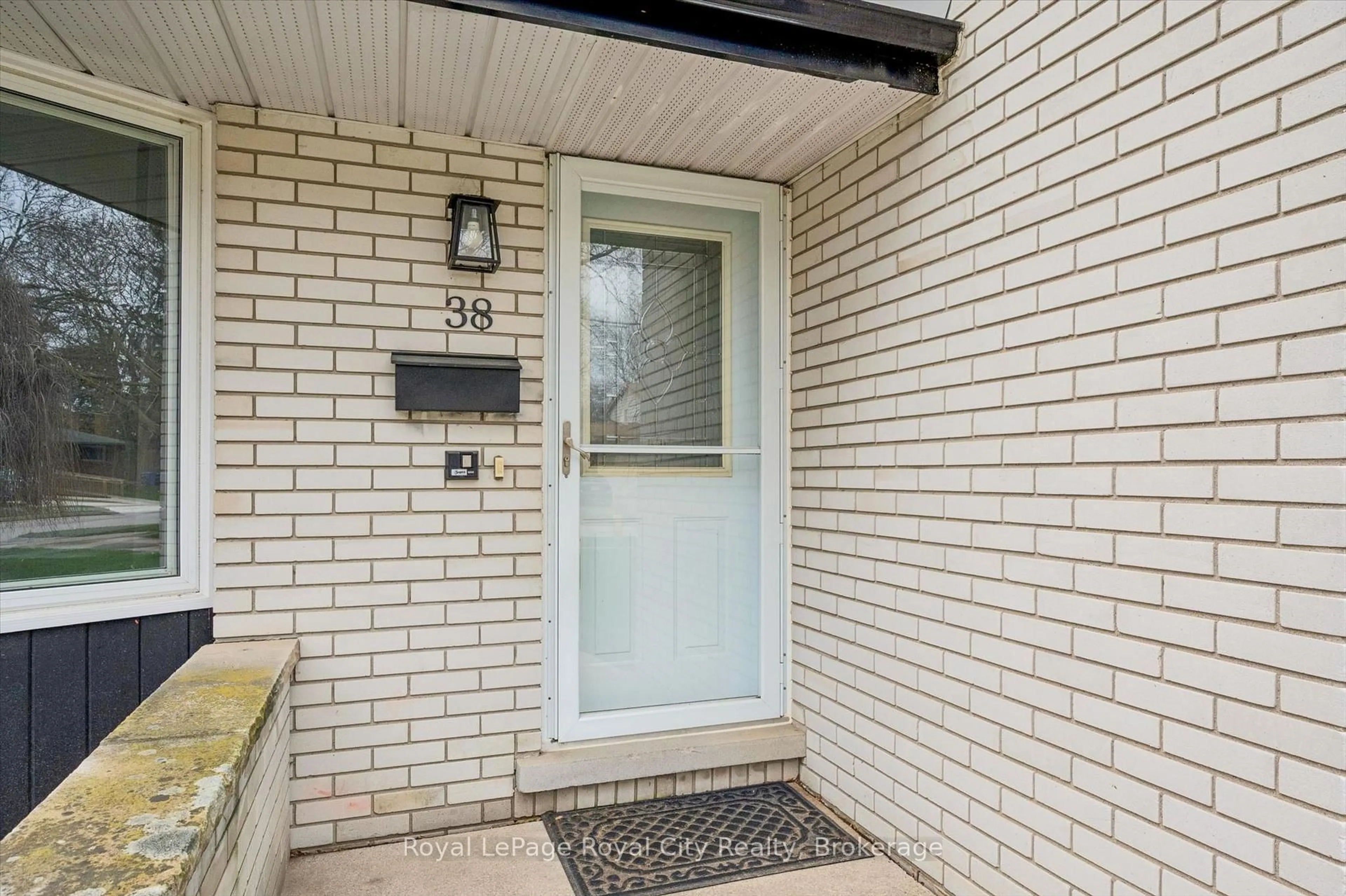 Indoor entryway for 38 Brentwood Dr, Guelph Ontario N1H 5M7