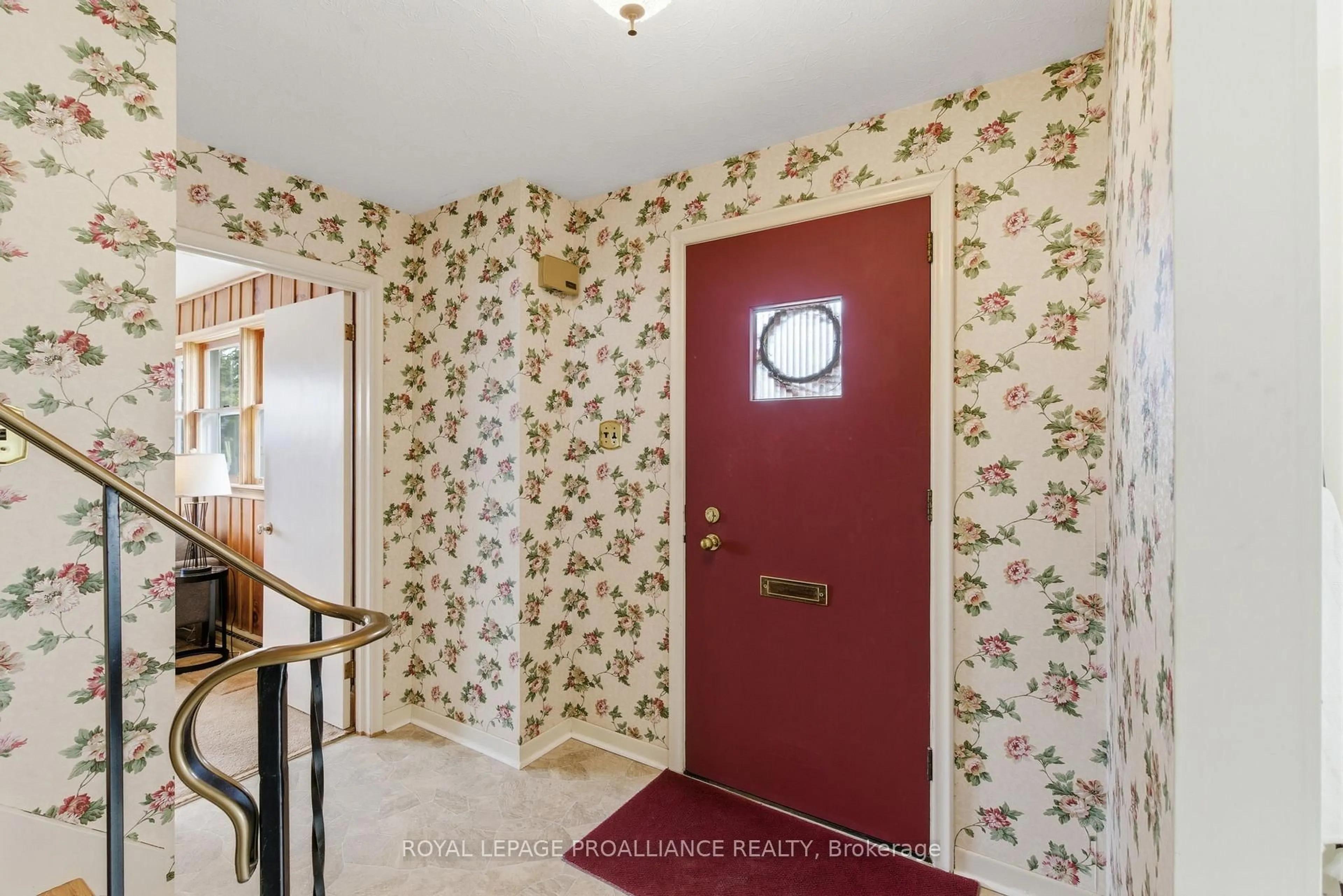 Indoor entryway for 395 Henry St, Cobourg Ontario K9A 3Z1