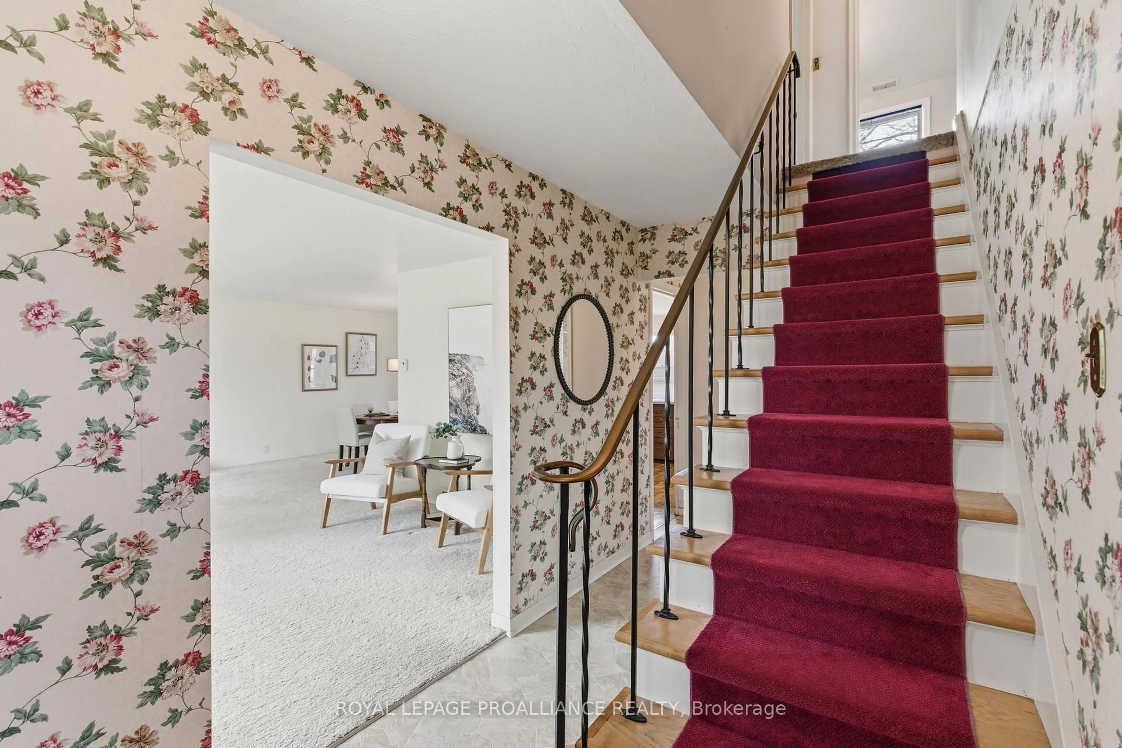 Indoor foyer for 395 Henry St, Cobourg Ontario K9A 3Z1