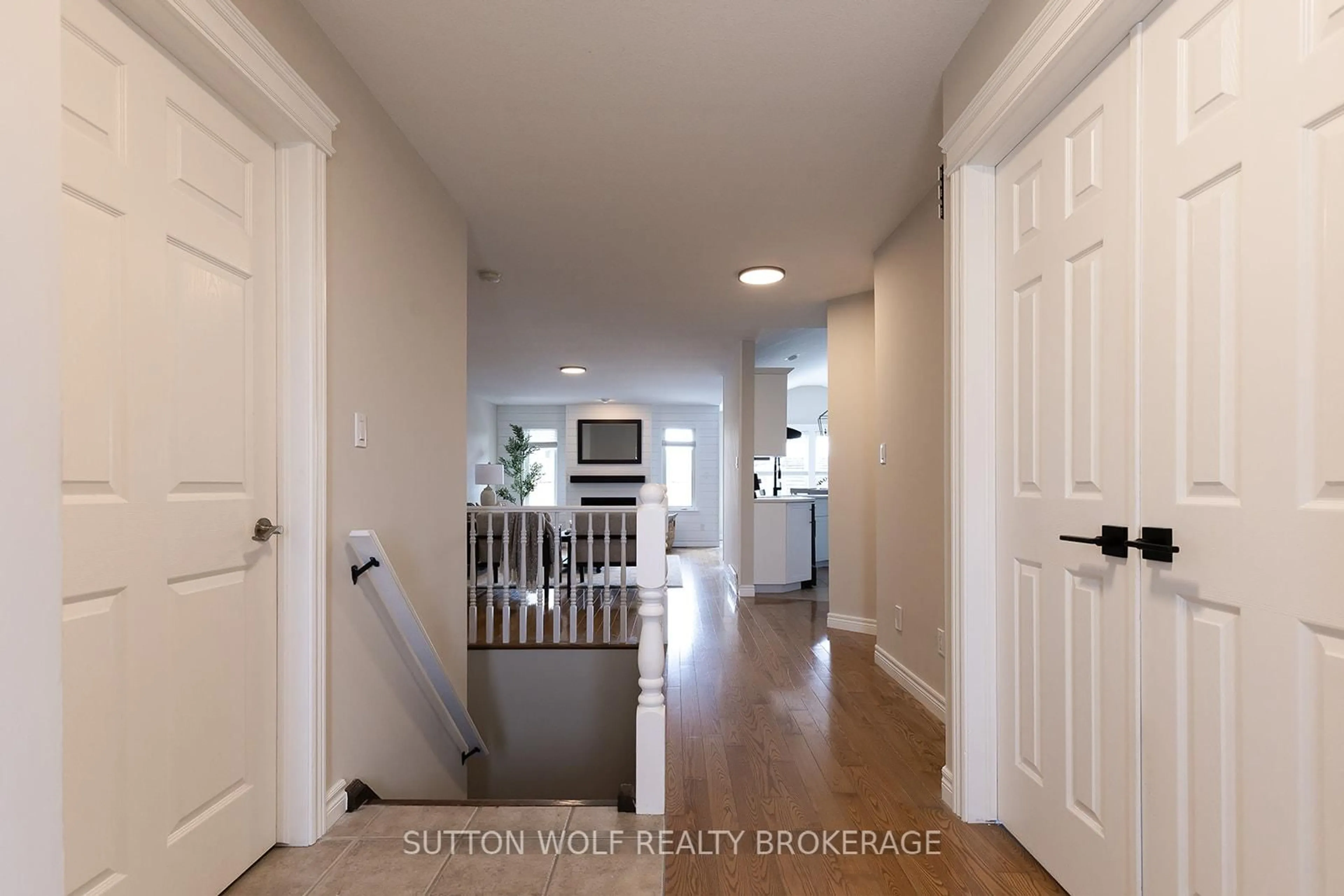 Indoor entryway for 501 Darcy Dr, Strathroy-Caradoc Ontario N7G 4K9