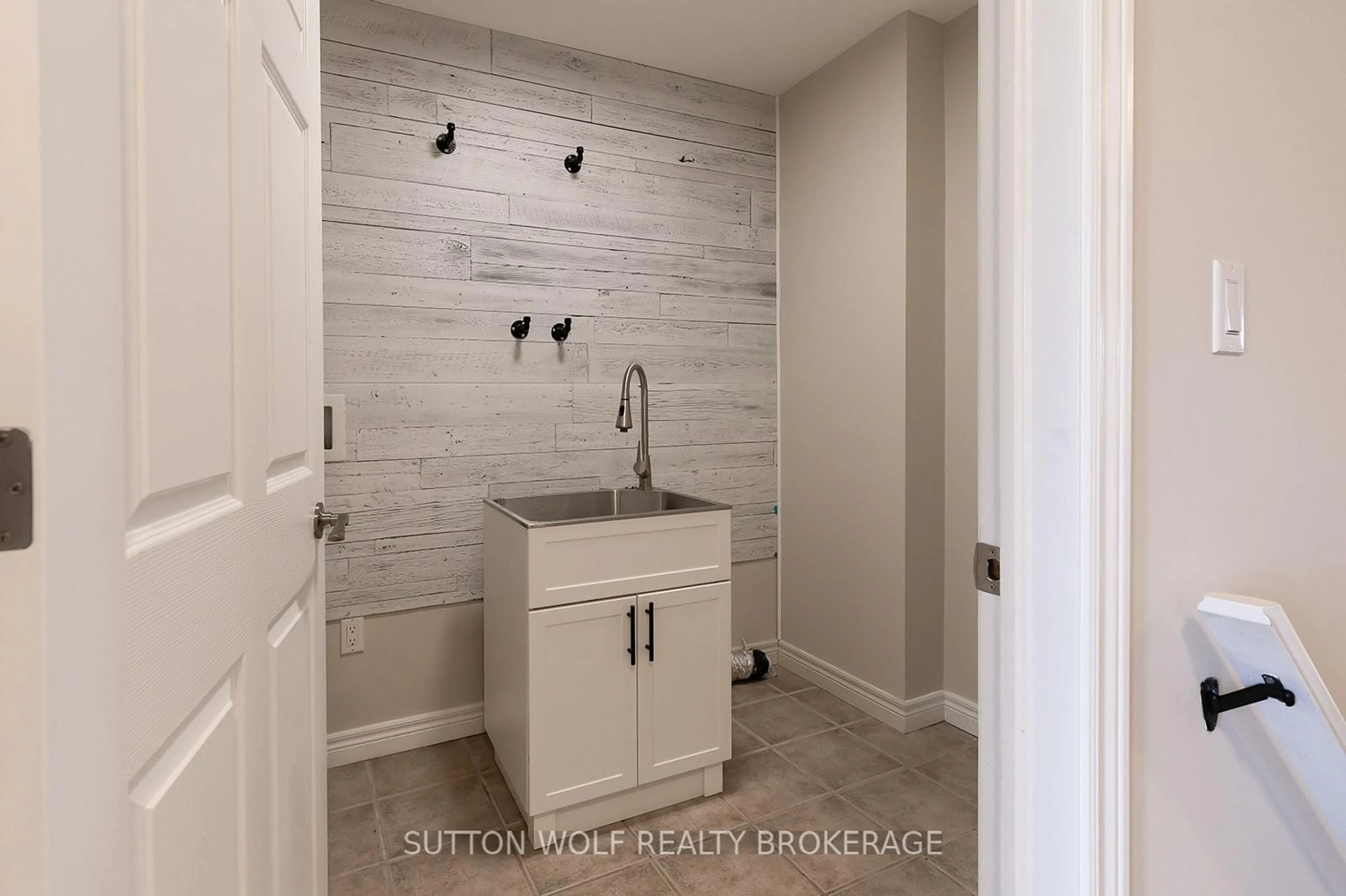 Laundry room for 501 Darcy Dr, Strathroy-Caradoc Ontario N7G 4K9