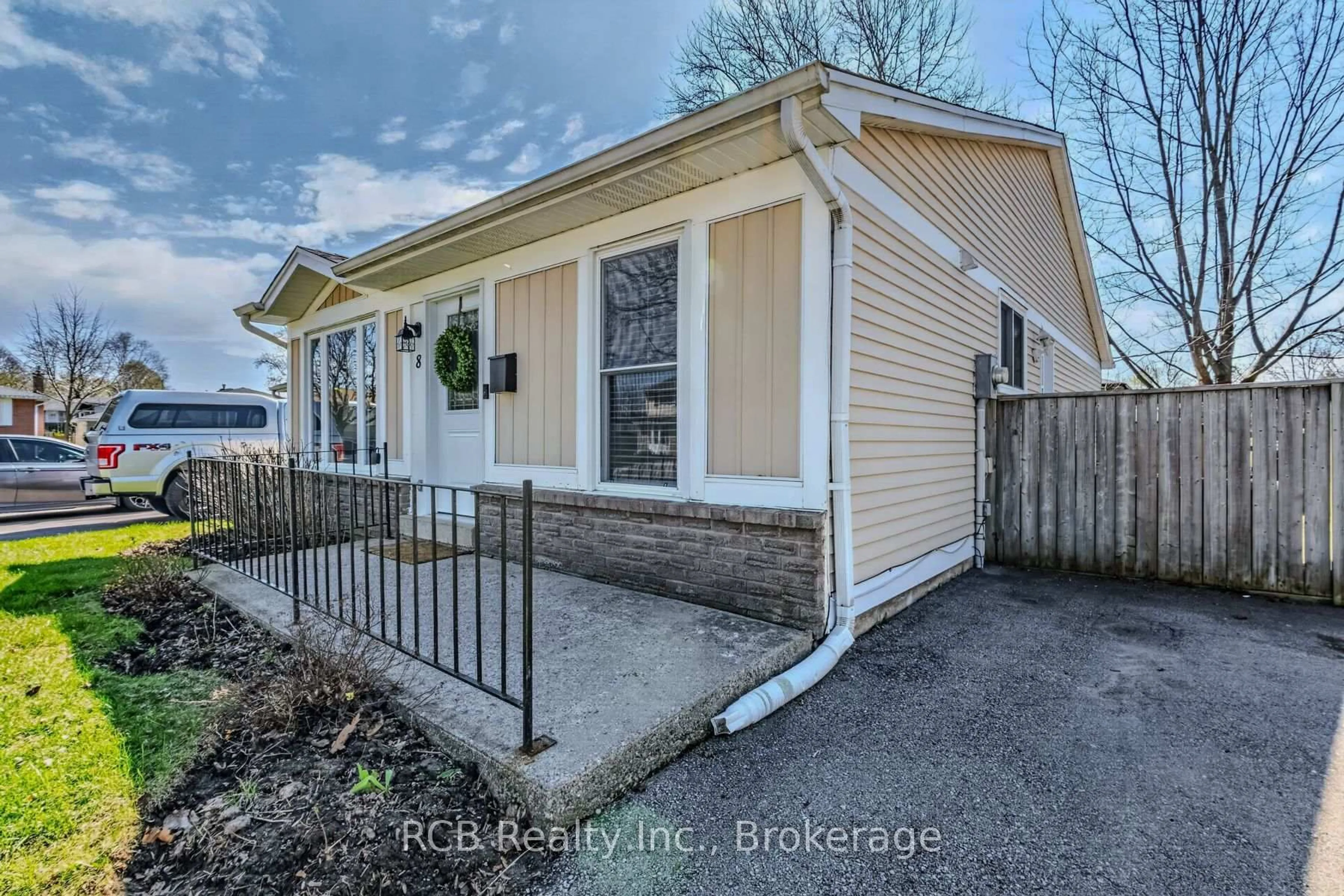 Unknown for 8 Coulbeck Rd, Brantford Ontario N3P 1B7