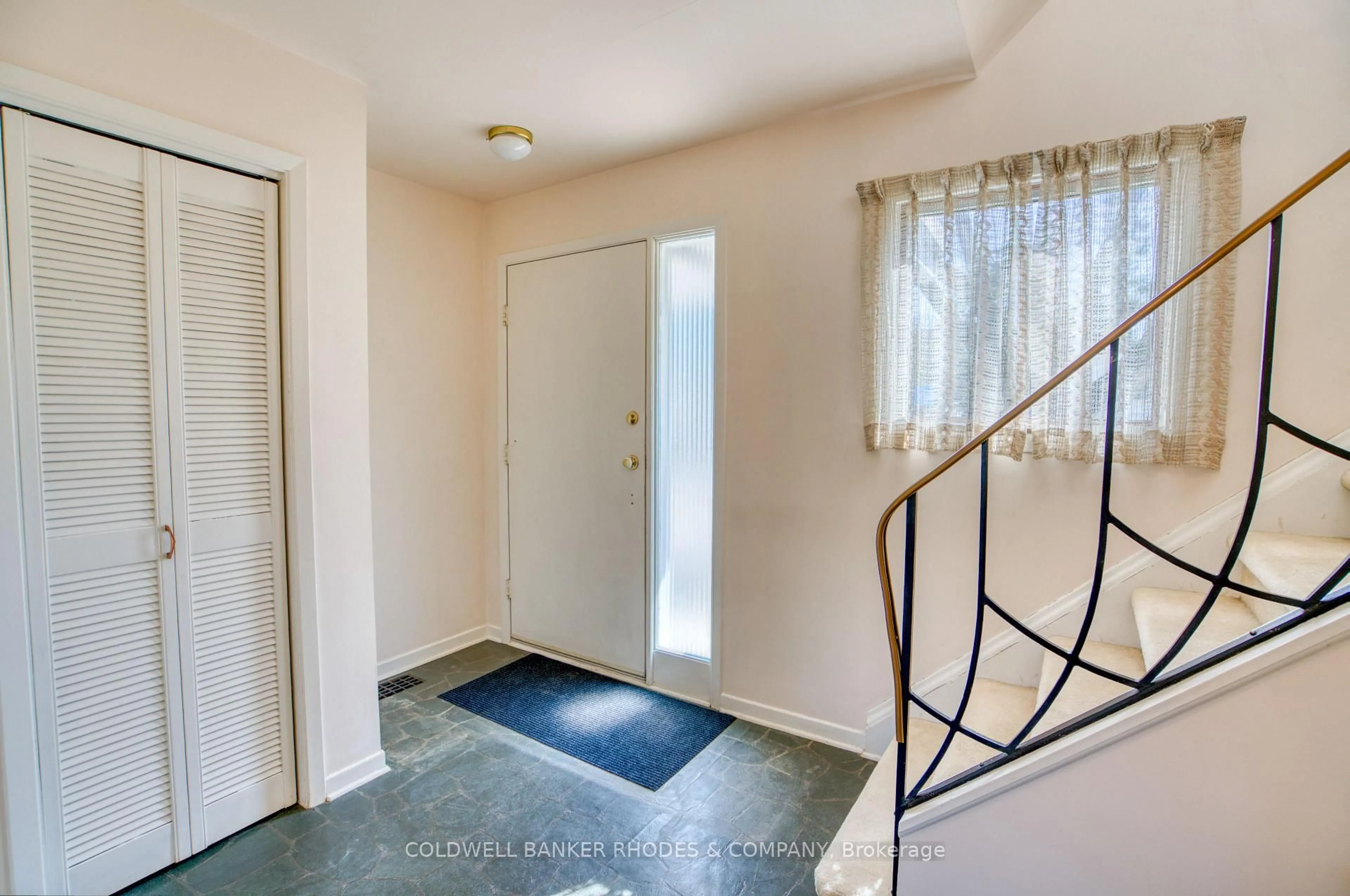 Indoor entryway for 35 Bedford Cres, Ottawa Ontario K1K 0E6