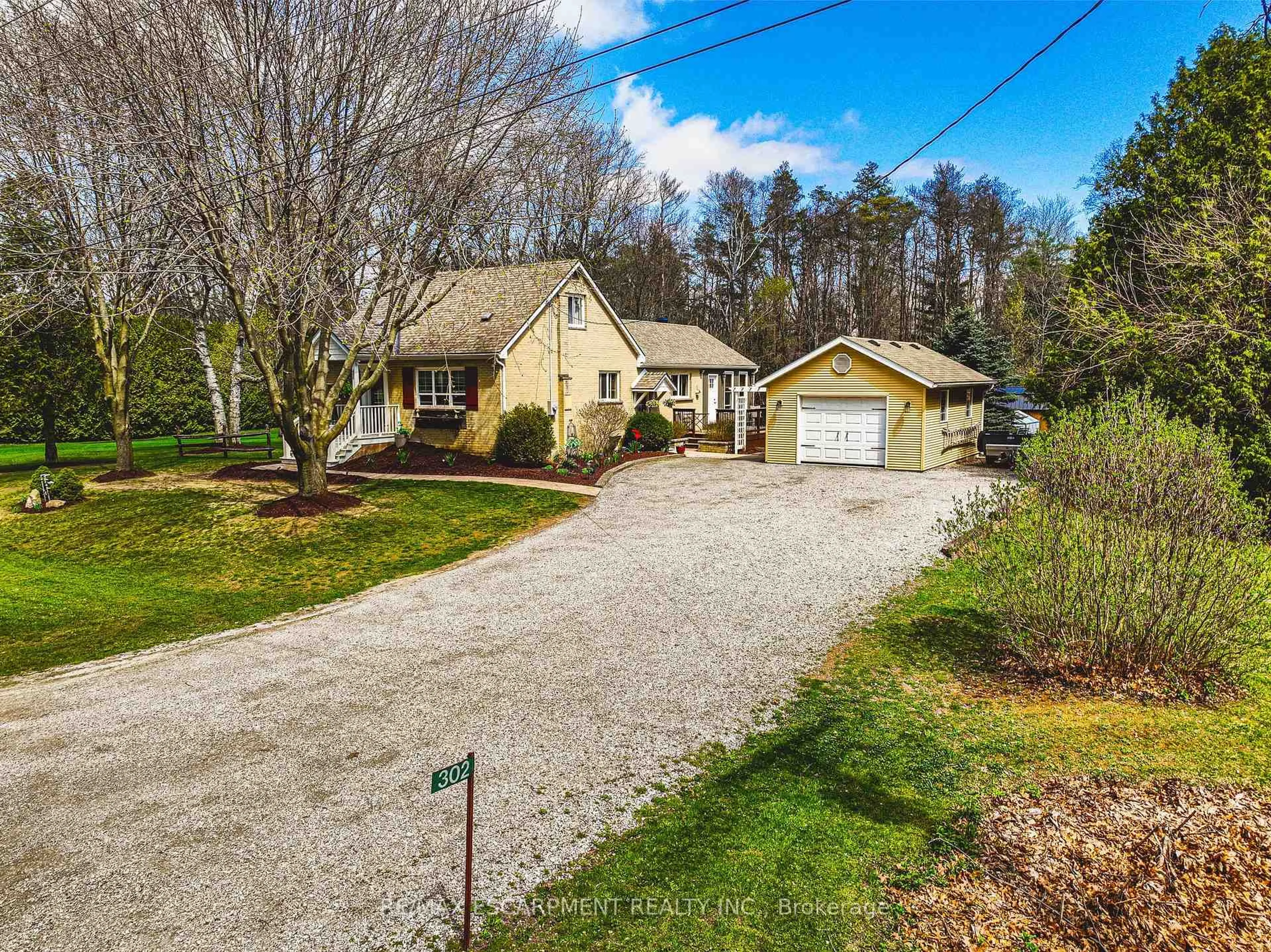 A pic from outside/outdoor area/front of a property/back of a property/a pic from drone, street for 302 Fishers Glen Rd, Norfolk Ontario N0E 1W0