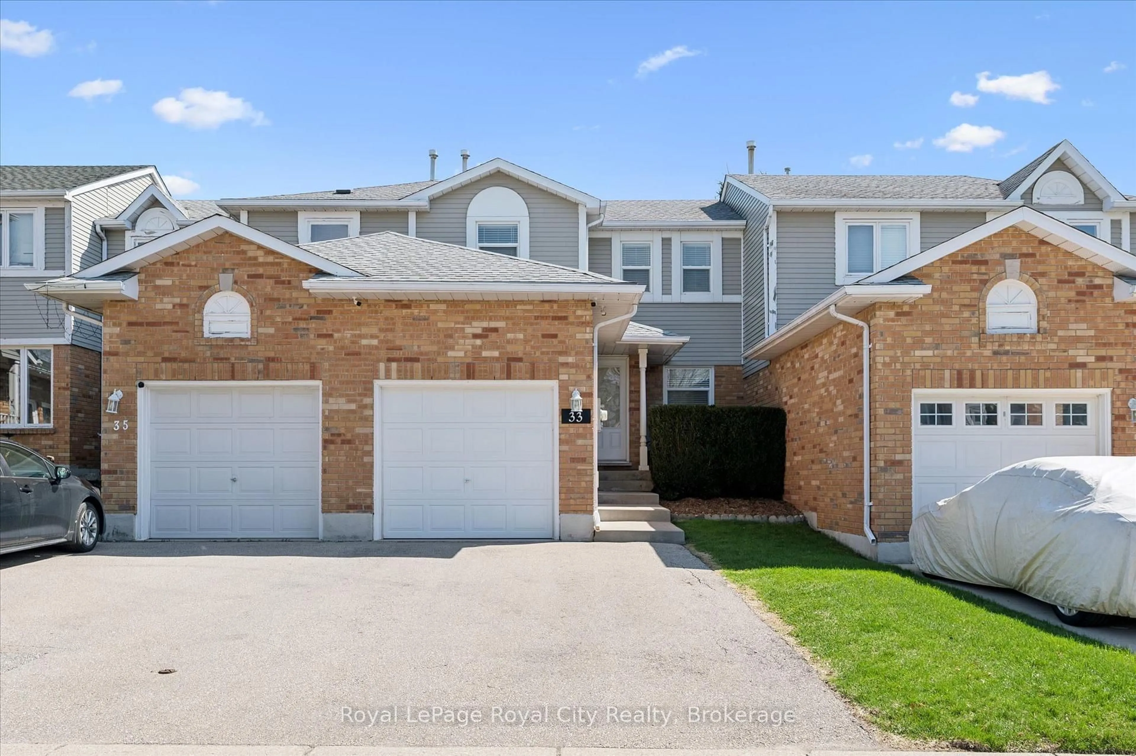 A pic from outside/outdoor area/front of a property/back of a property/a pic from drone, street for 33 Fairgreen Clse, Cambridge Ontario N1T 1T6