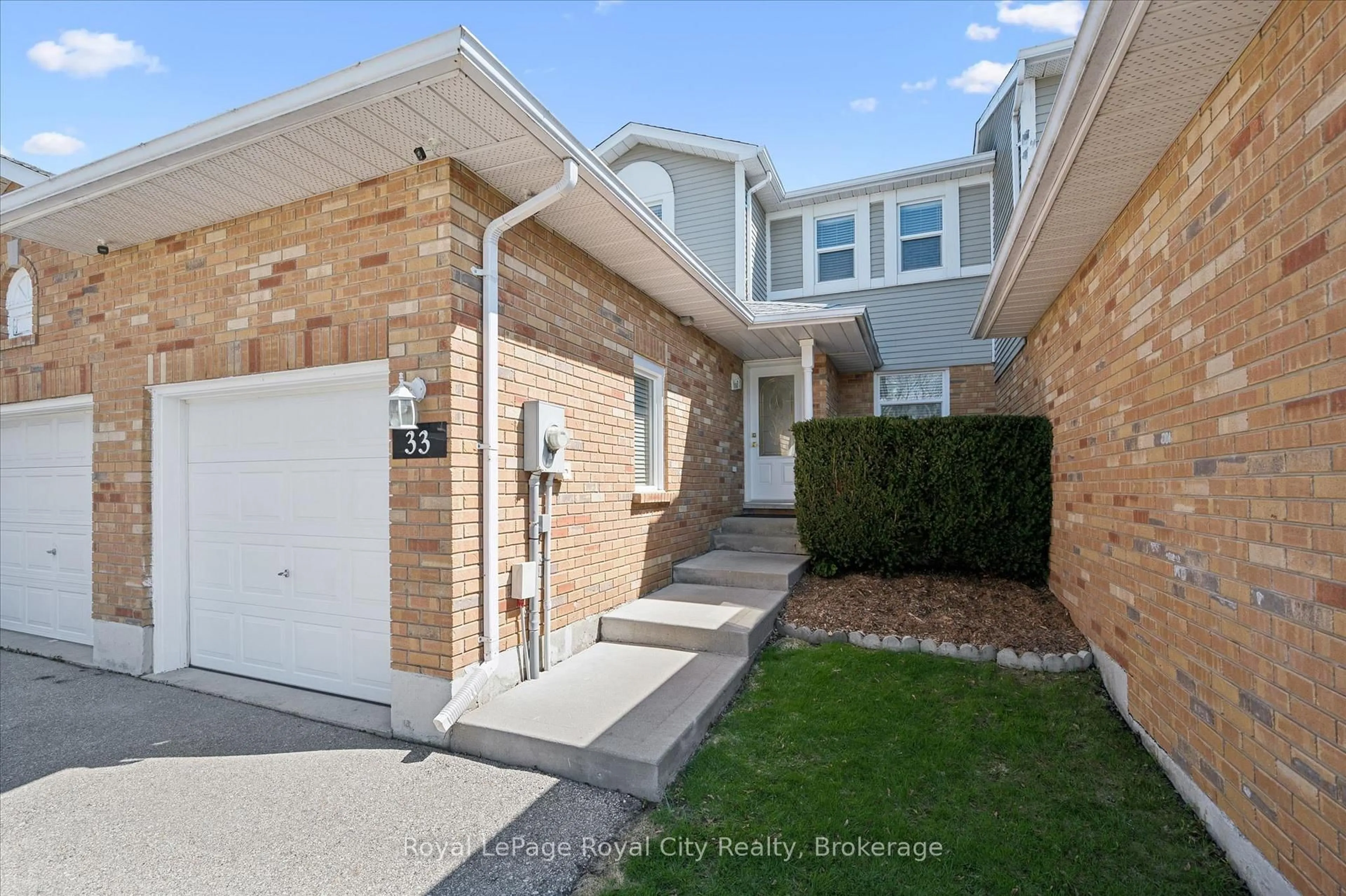 Home with brick exterior material, street for 33 Fairgreen Clse, Cambridge Ontario N1T 1T6
