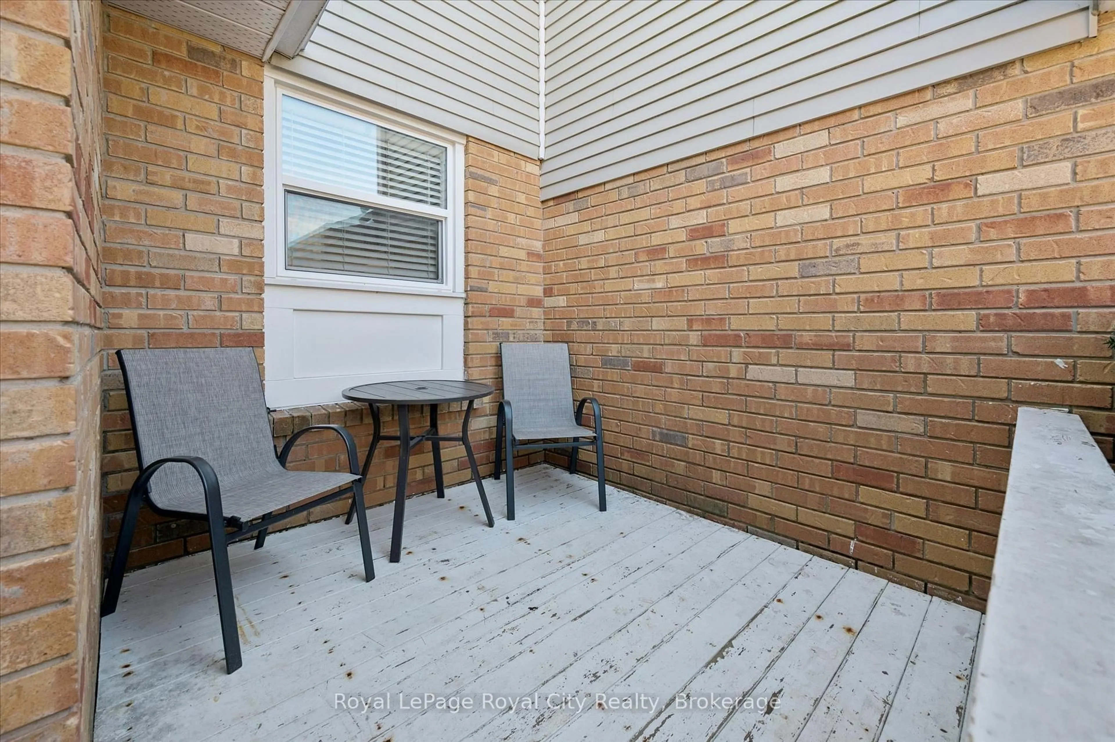 Patio, street for 33 Fairgreen Clse, Cambridge Ontario N1T 1T6