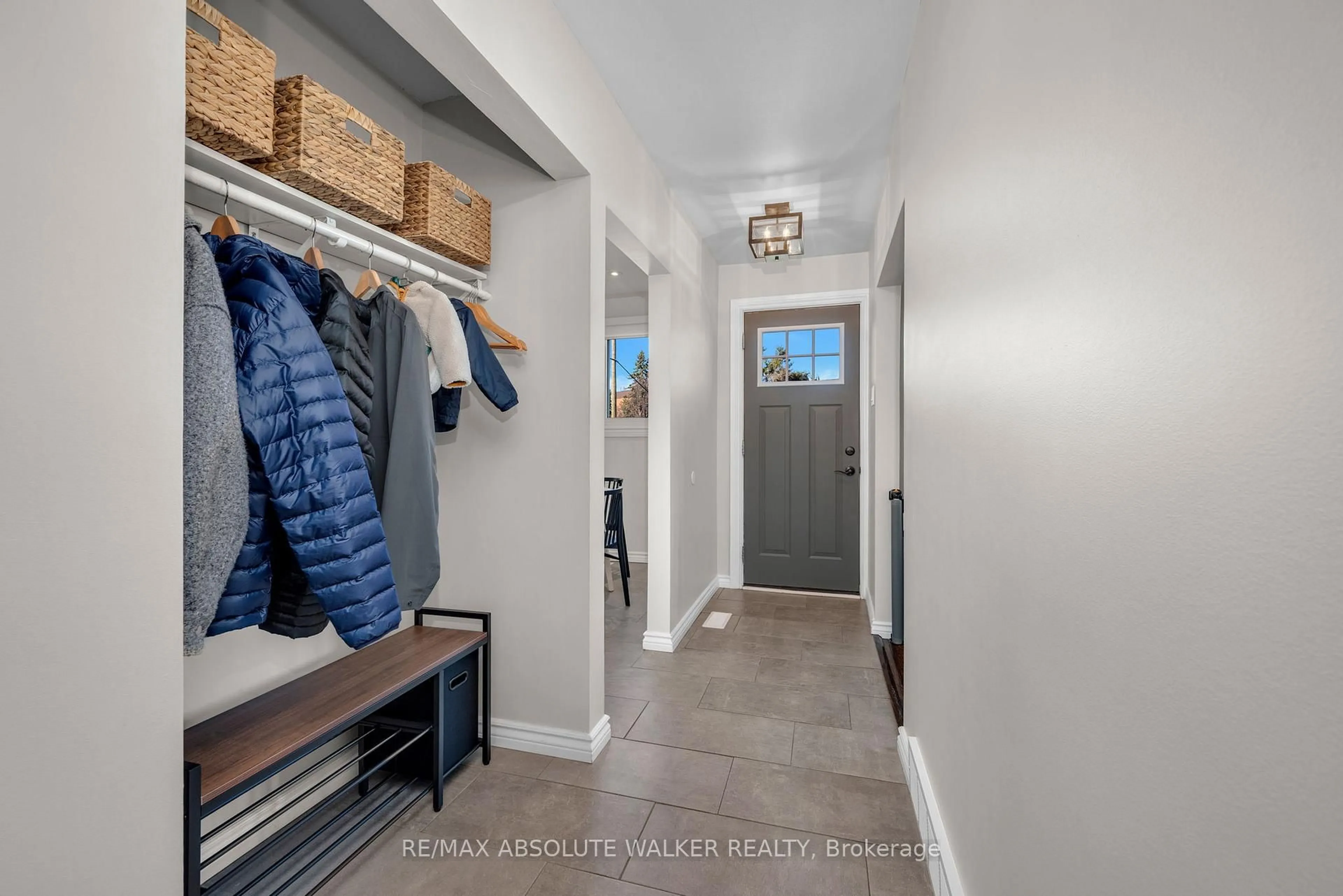 Indoor entryway for 2052 Valley Dr, Ottawa Ontario K1G 2P4