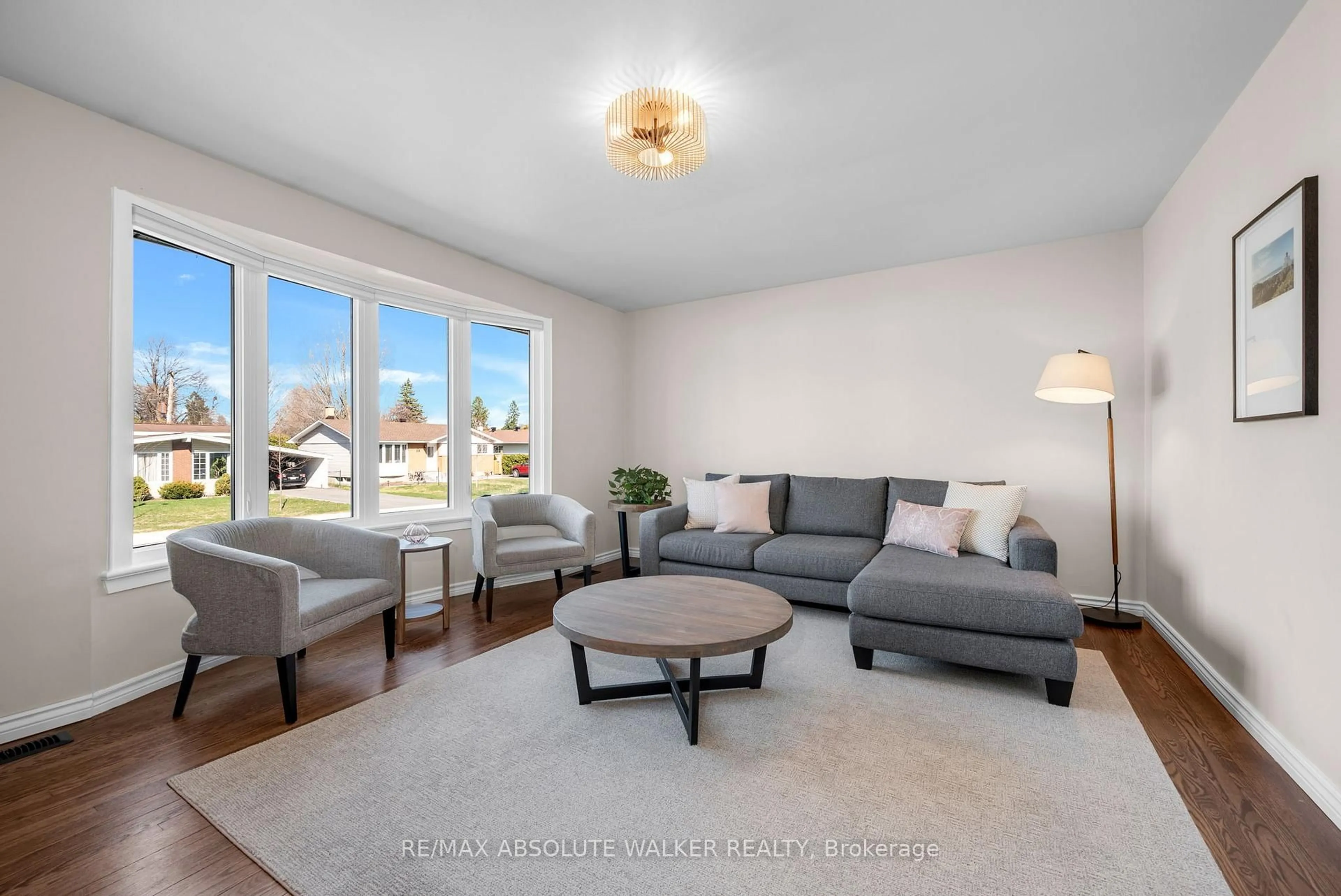 Living room with furniture, unknown for 2052 Valley Dr, Ottawa Ontario K1G 2P4