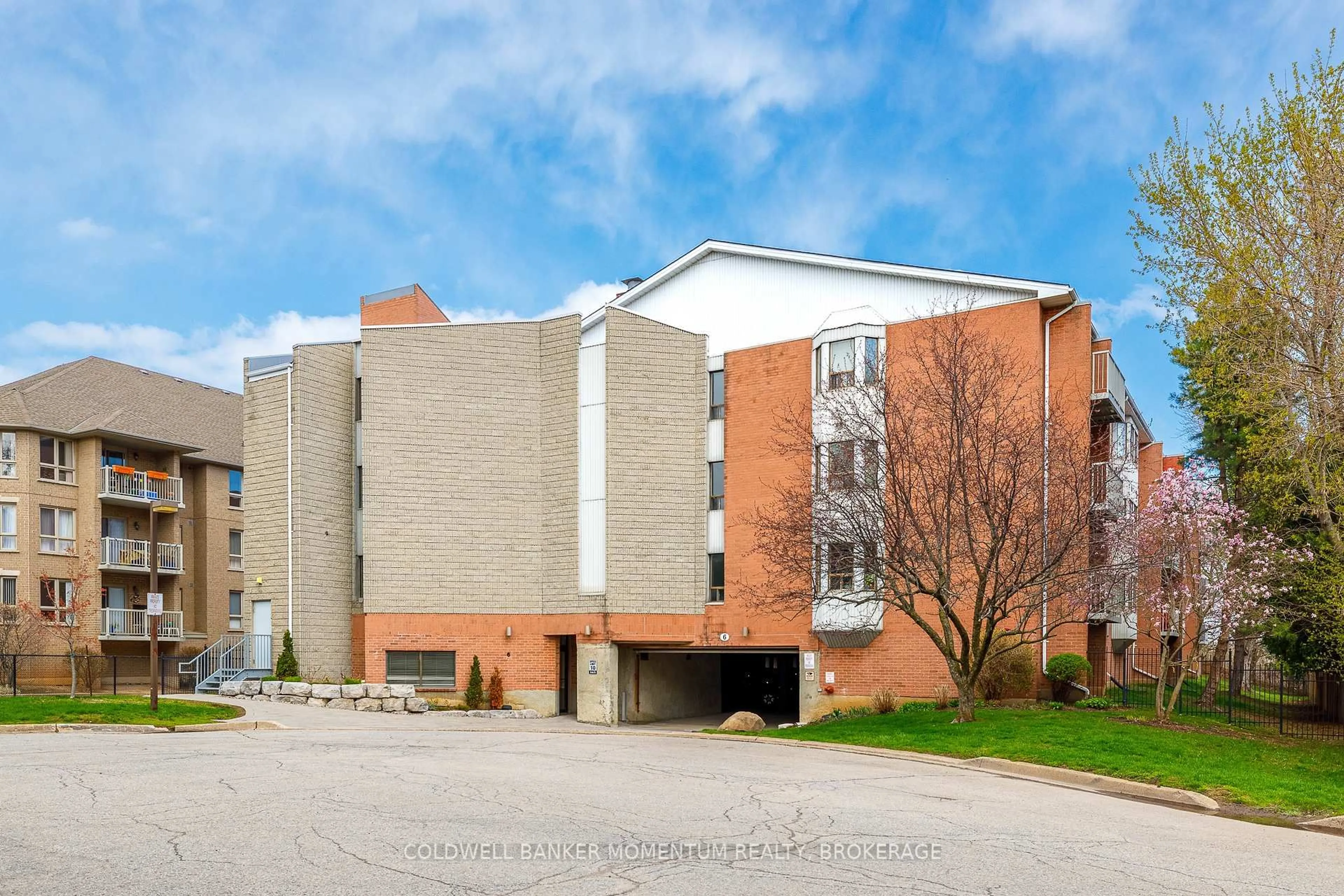 Patio, building for 6 NIAGARA St #206, Grimsby Ontario L3M 5A4