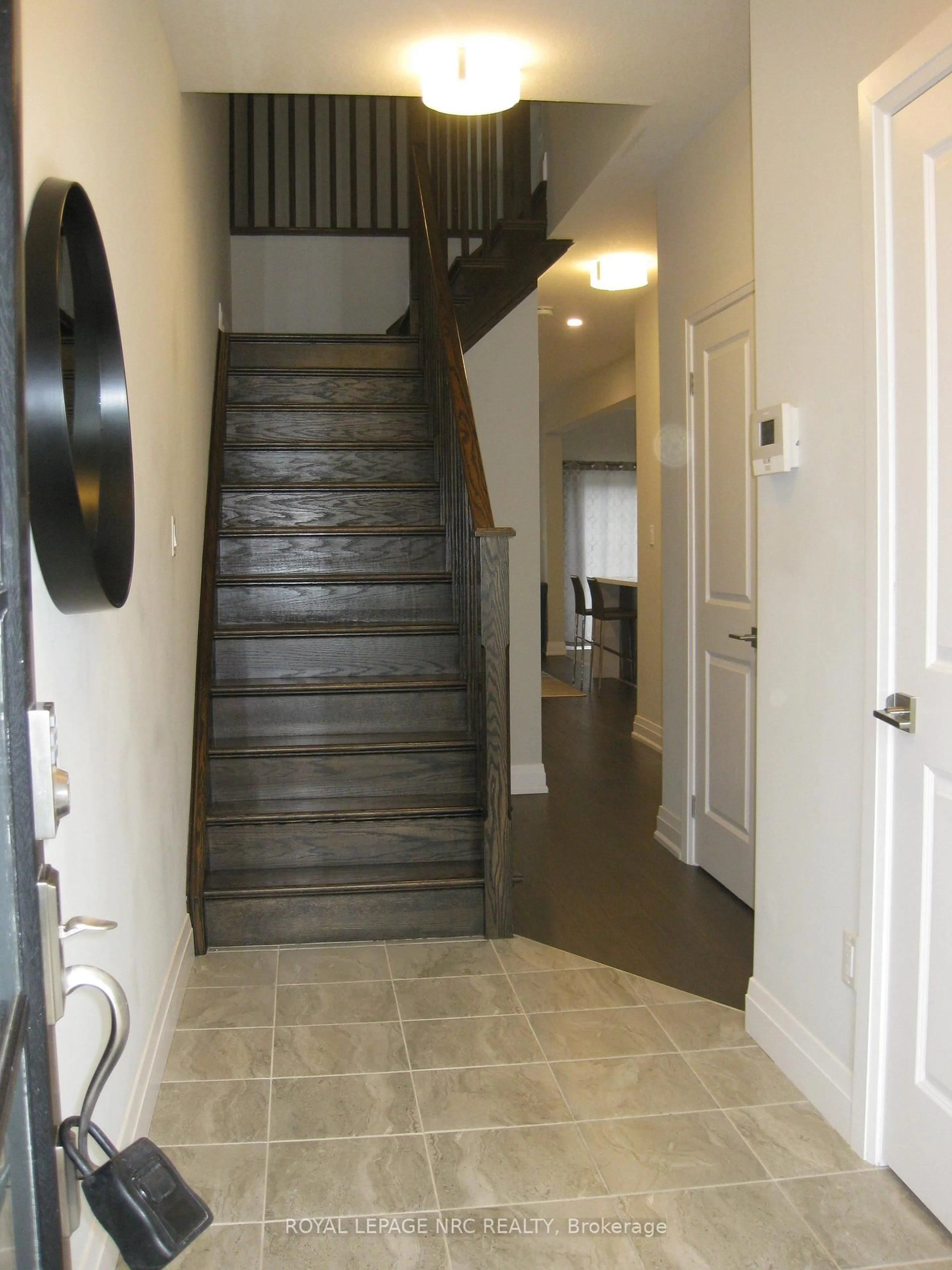 Indoor foyer for 4839 Pettit Ave, Niagara Falls Ontario L2E 0B7