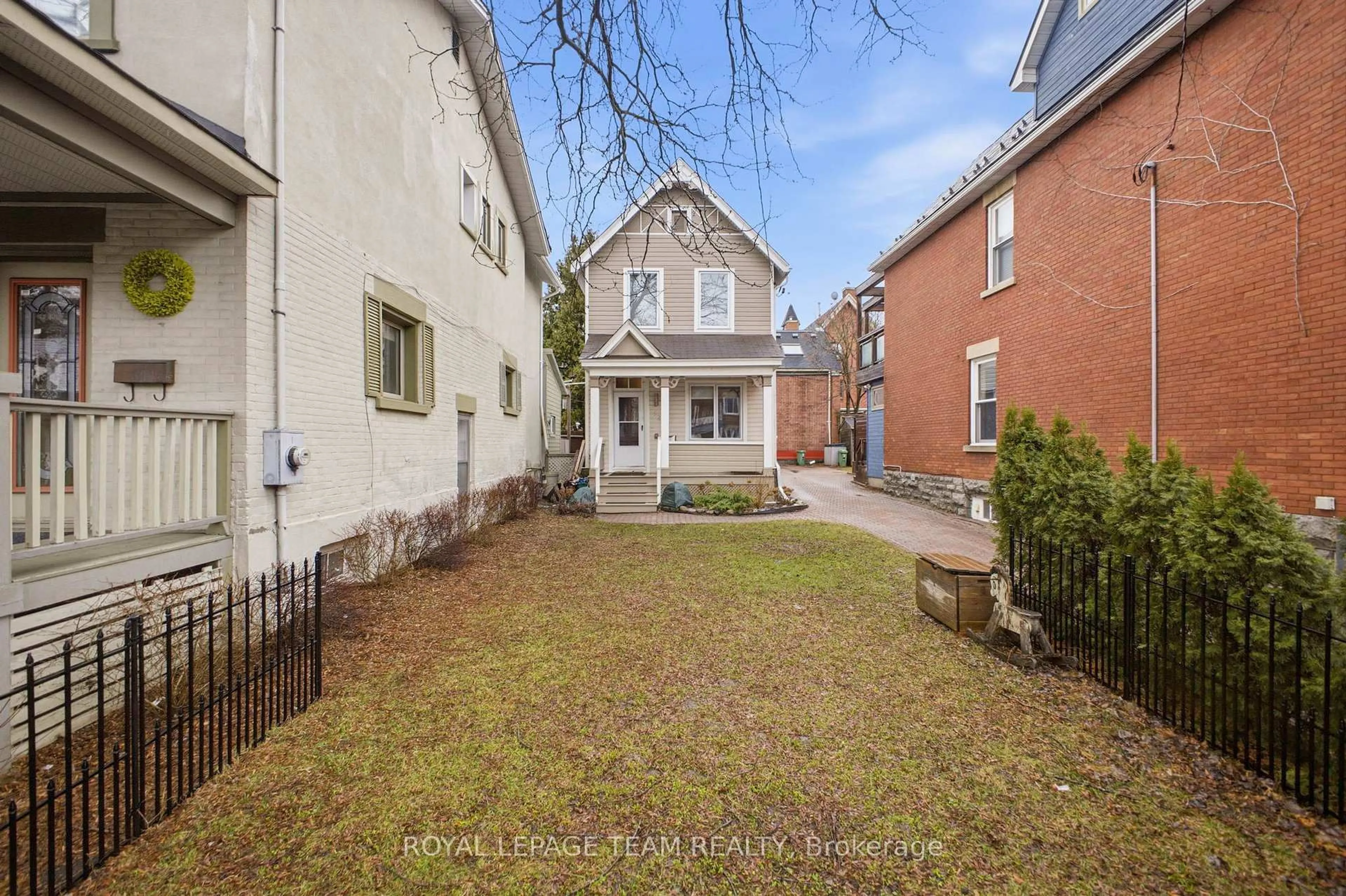A pic from outside/outdoor area/front of a property/back of a property/a pic from drone, street for 92 Third Ave, Ottawa Ontario K1S 2J8