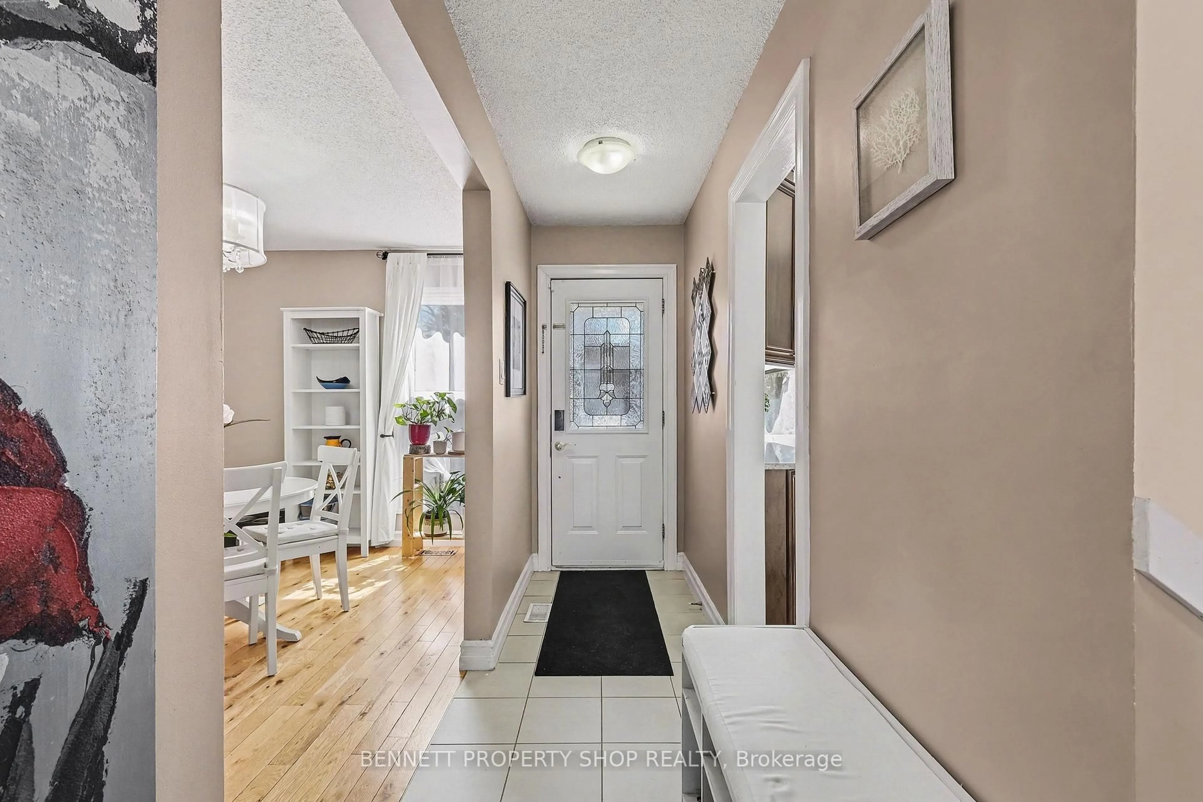 Indoor entryway for 156 Rutherford Crt, Ottawa Ontario K2K 1N6