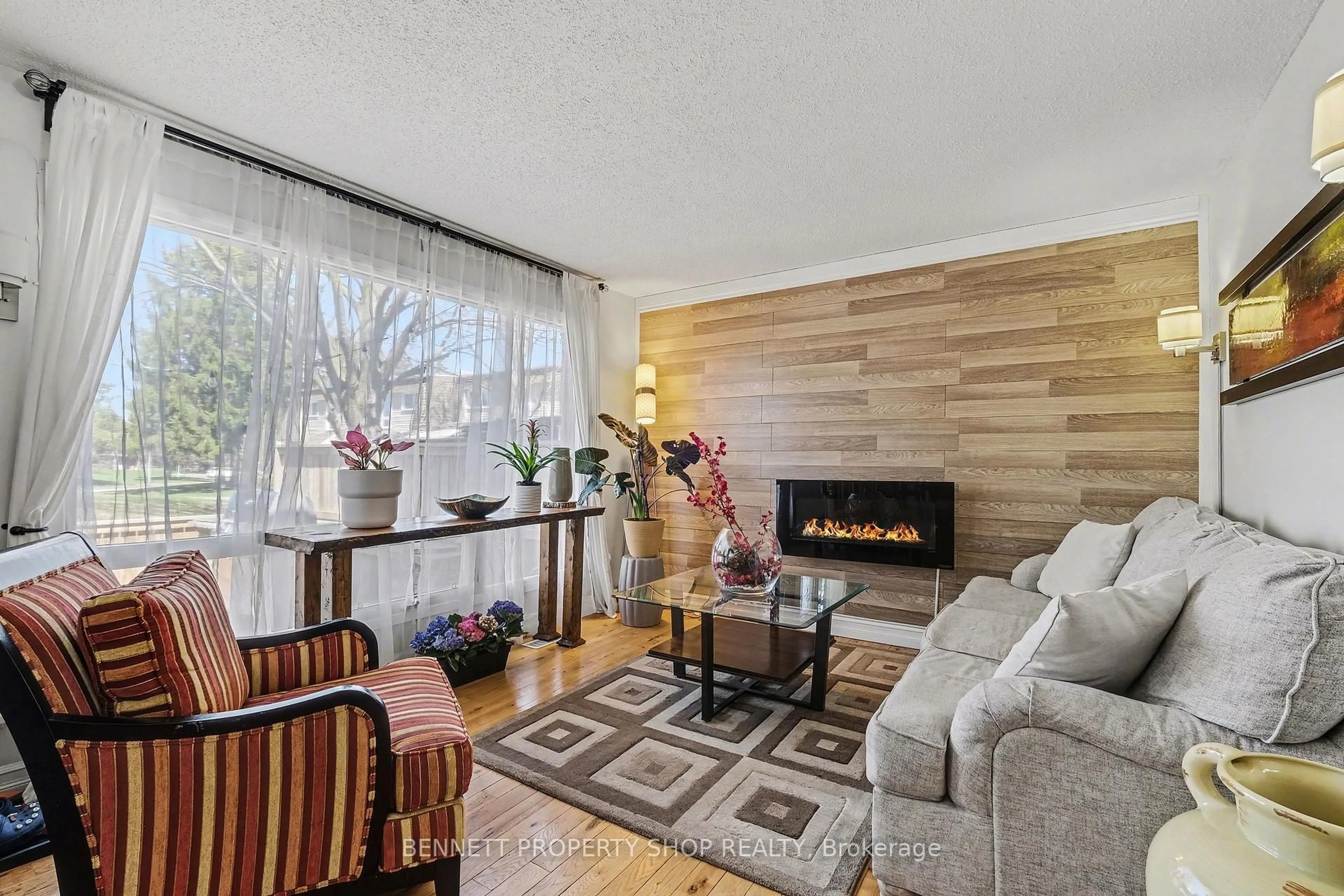 Living room with furniture, wood/laminate floor for 156 Rutherford Crt, Ottawa Ontario K2K 1N6