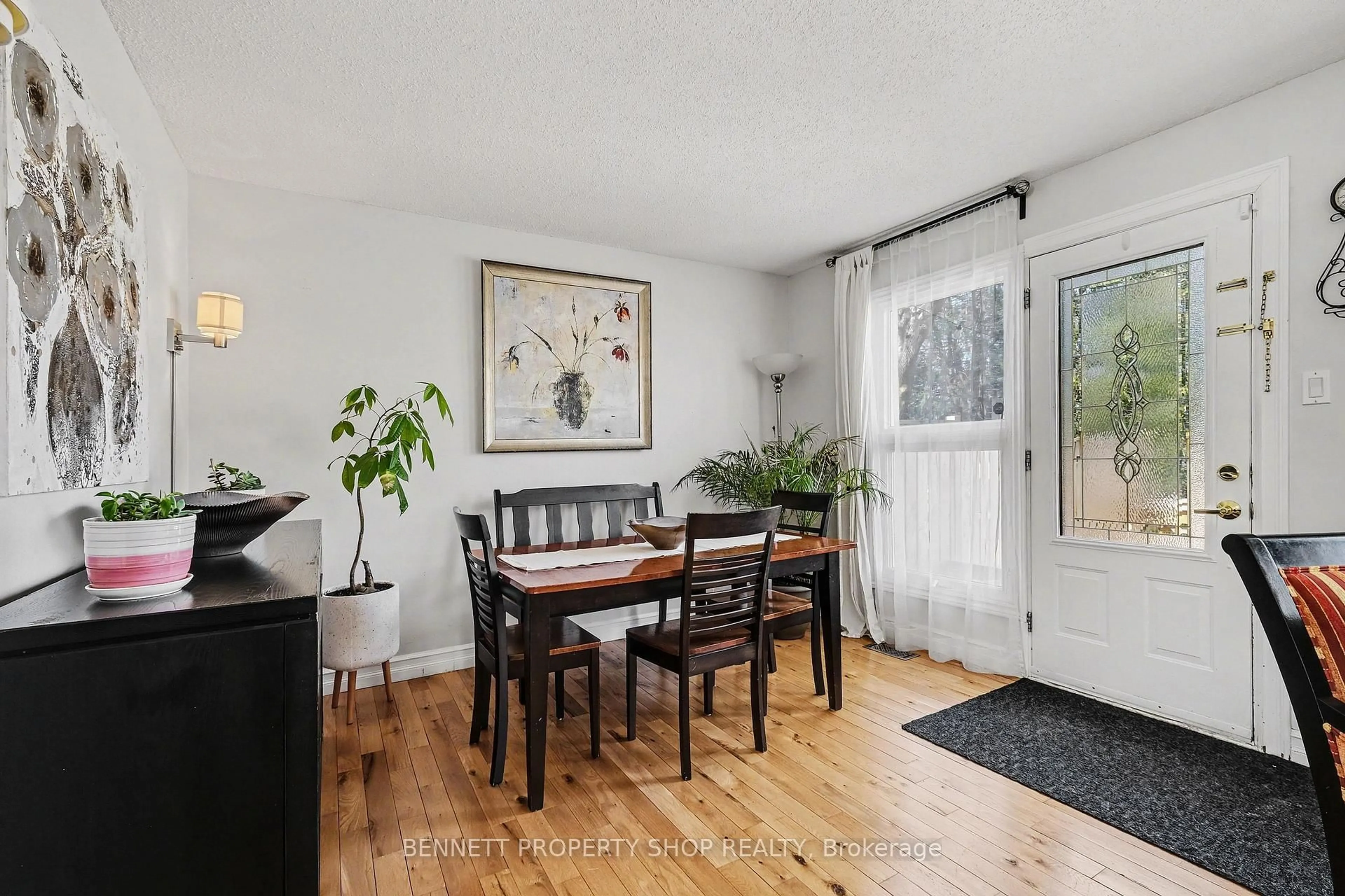 Dining room, wood/laminate floor for 156 Rutherford Crt, Ottawa Ontario K2K 1N6