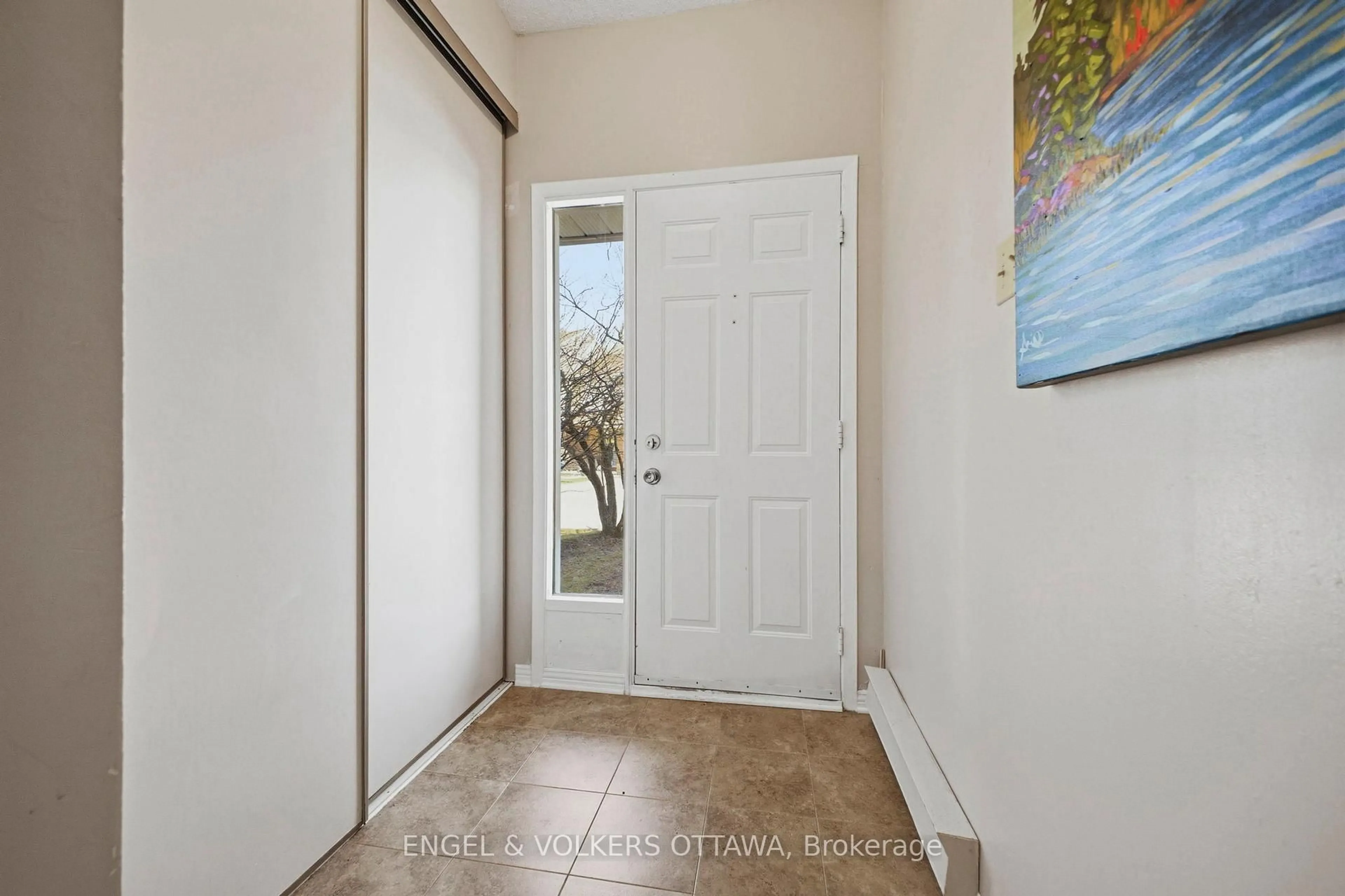 Indoor entryway for 17 Durbin Crt, Kanata Ontario K2L 3T7