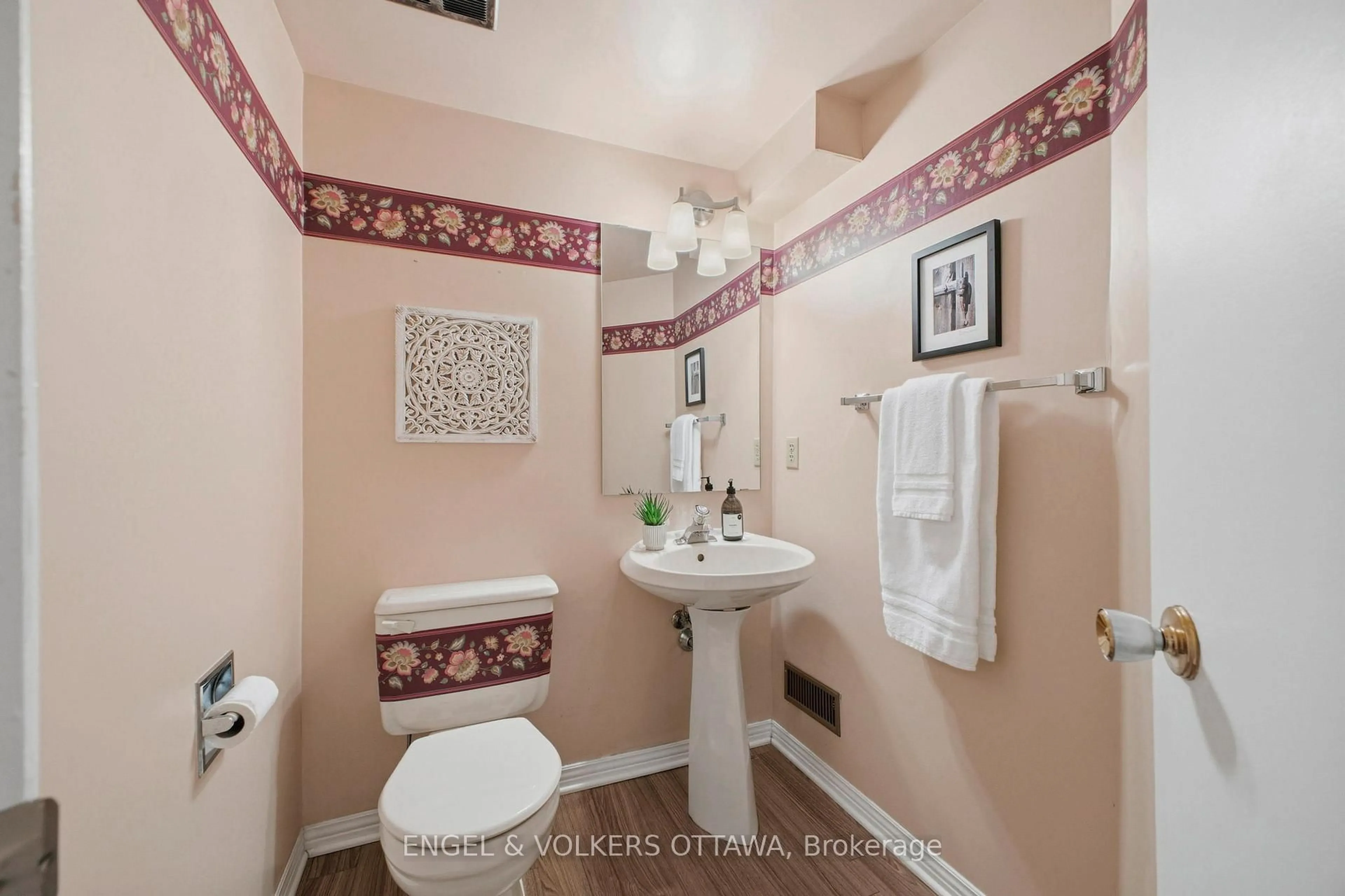 Standard bathroom, ceramic/tile floor for 17 Durbin Crt, Kanata Ontario K2L 3T7