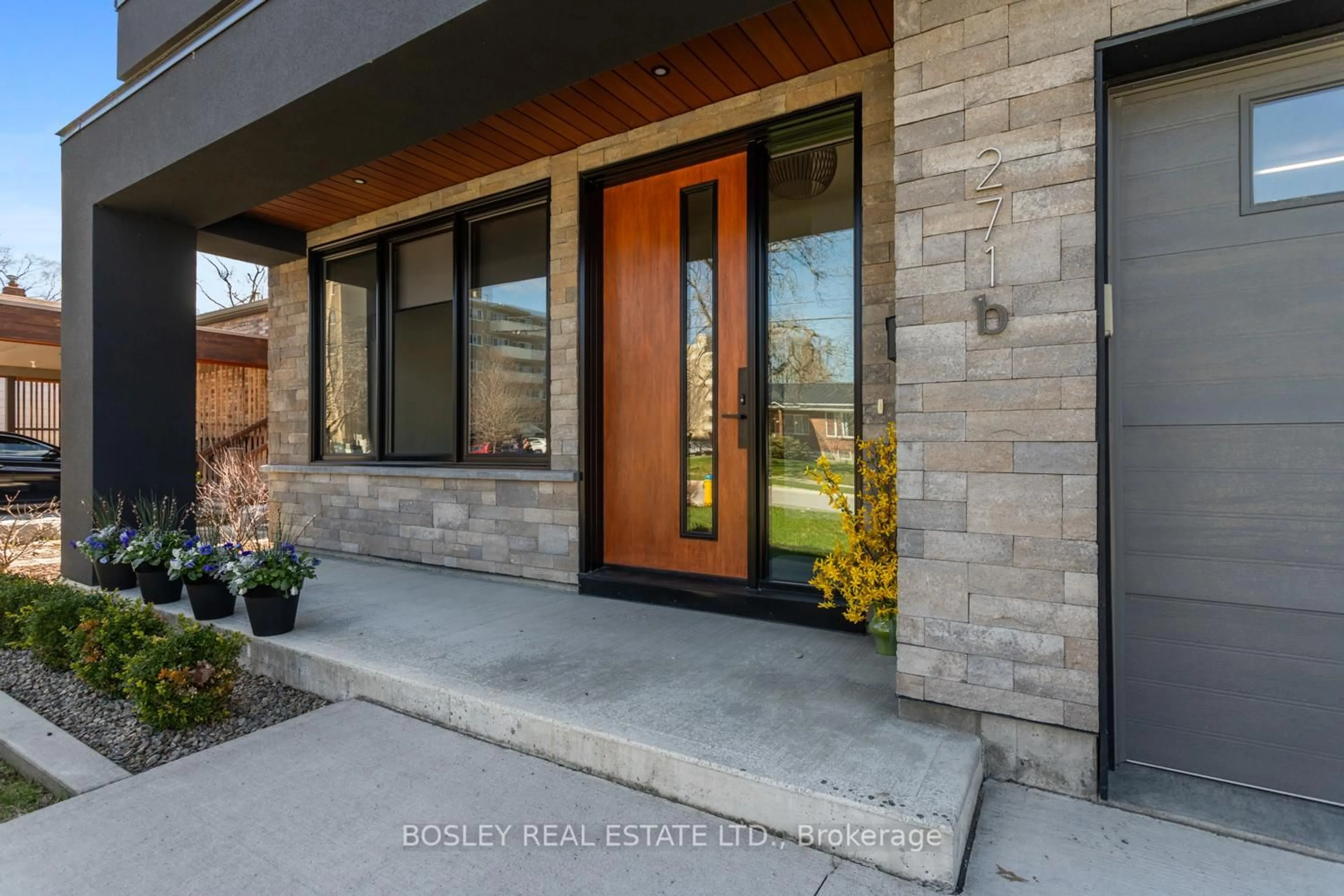 Indoor entryway for 271B Tweed St, Cobourg Ontario K9A 2R8