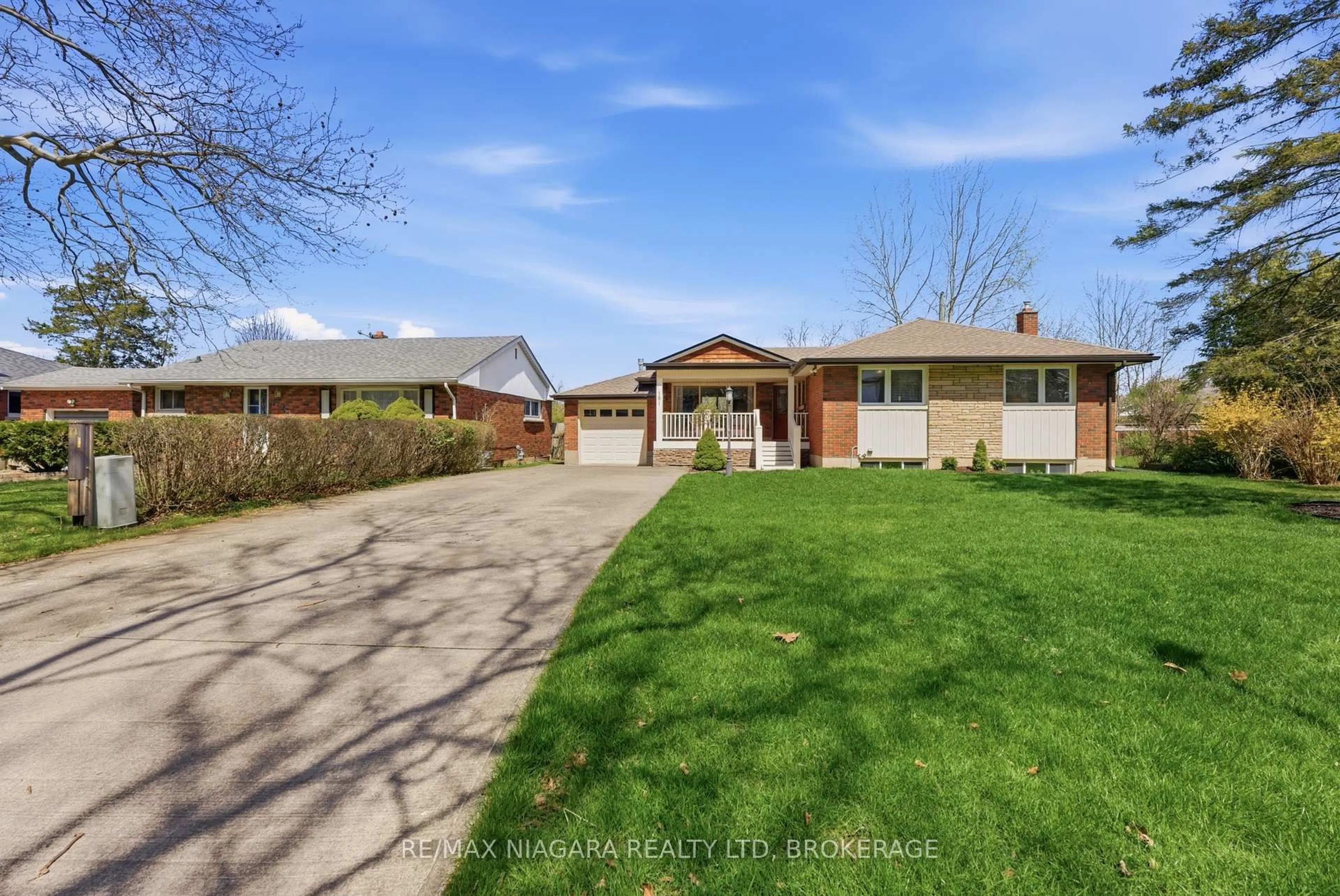 A pic from outside/outdoor area/front of a property/back of a property/a pic from drone, street for 181 Woodside Dr, St. Catharines Ontario L2T 1X7