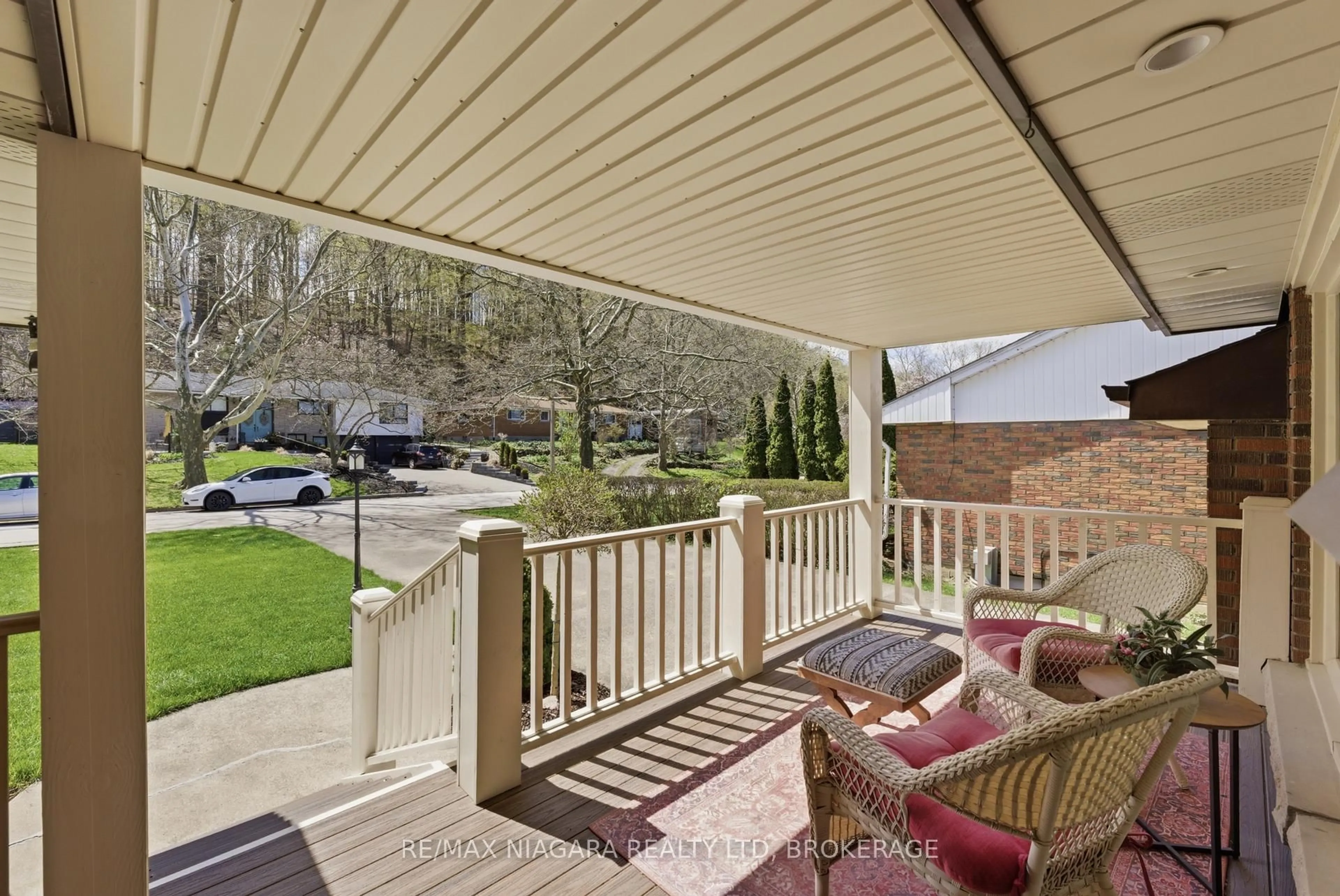 Patio, street for 181 Woodside Dr, St. Catharines Ontario L2T 1X7