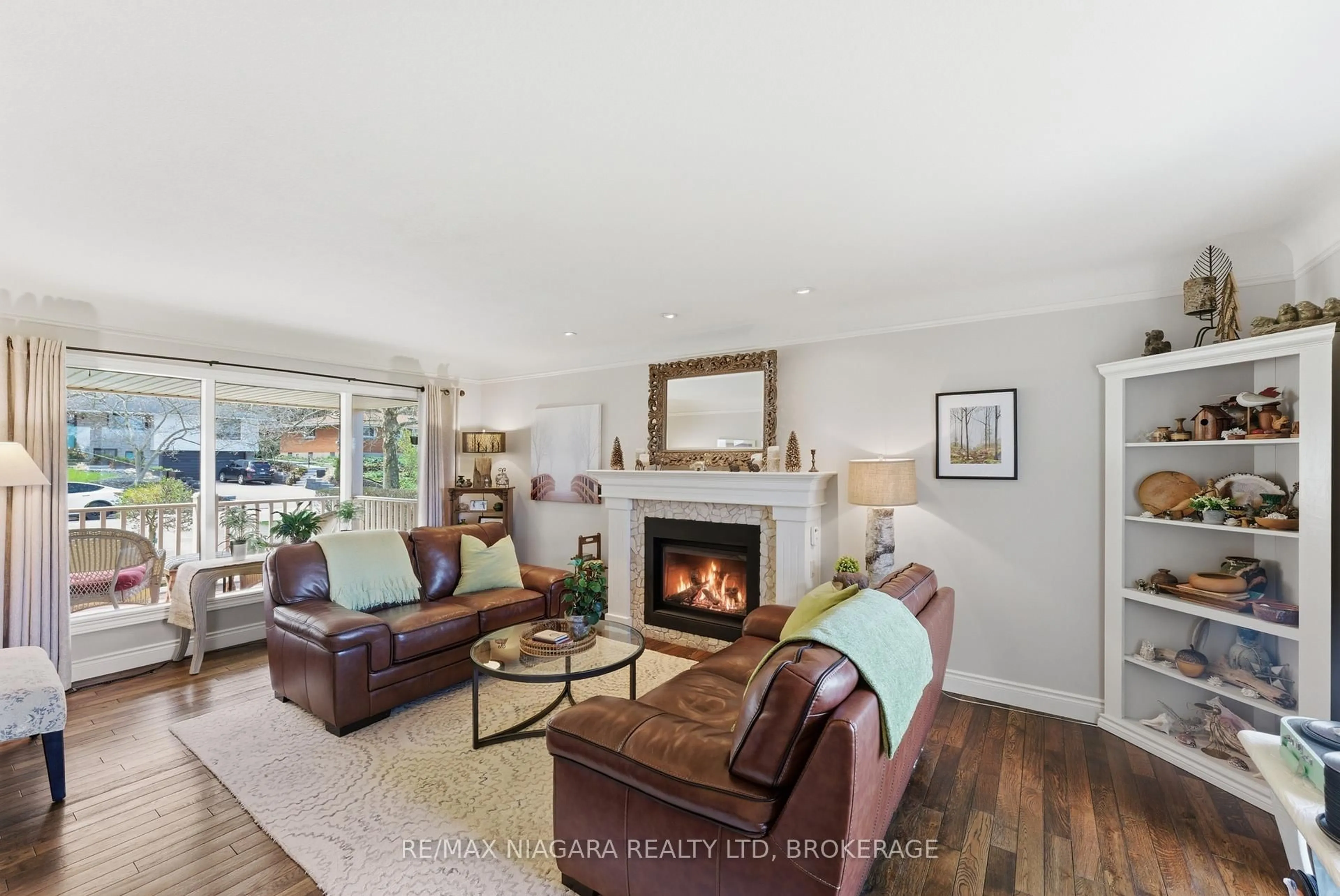 Living room with furniture, unknown for 181 Woodside Dr, St. Catharines Ontario L2T 1X7