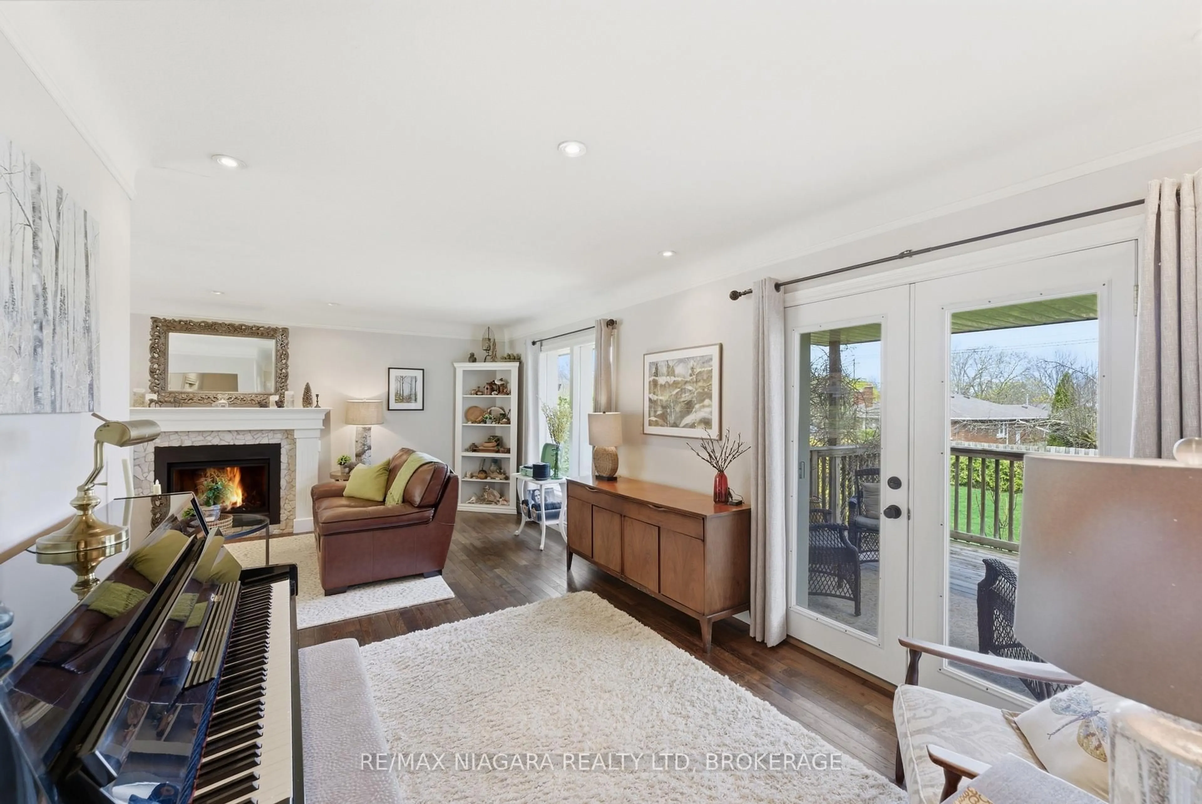 Living room with furniture, unknown for 181 Woodside Dr, St. Catharines Ontario L2T 1X7