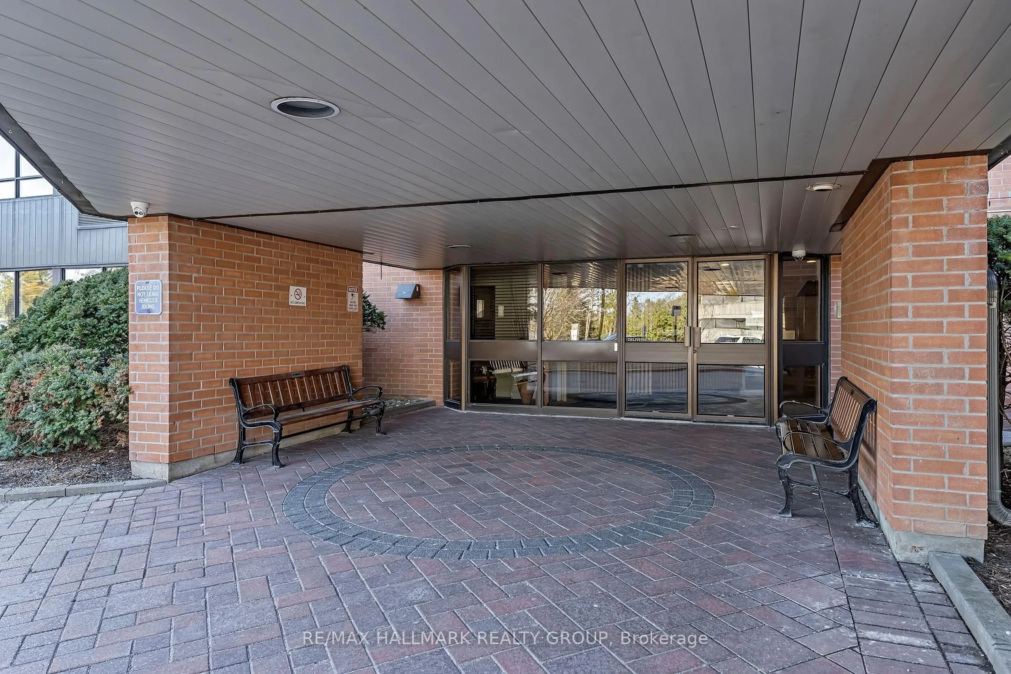 Indoor foyer for 80 Sandcastle Dr #704, Ottawa Ontario K2H 9E7