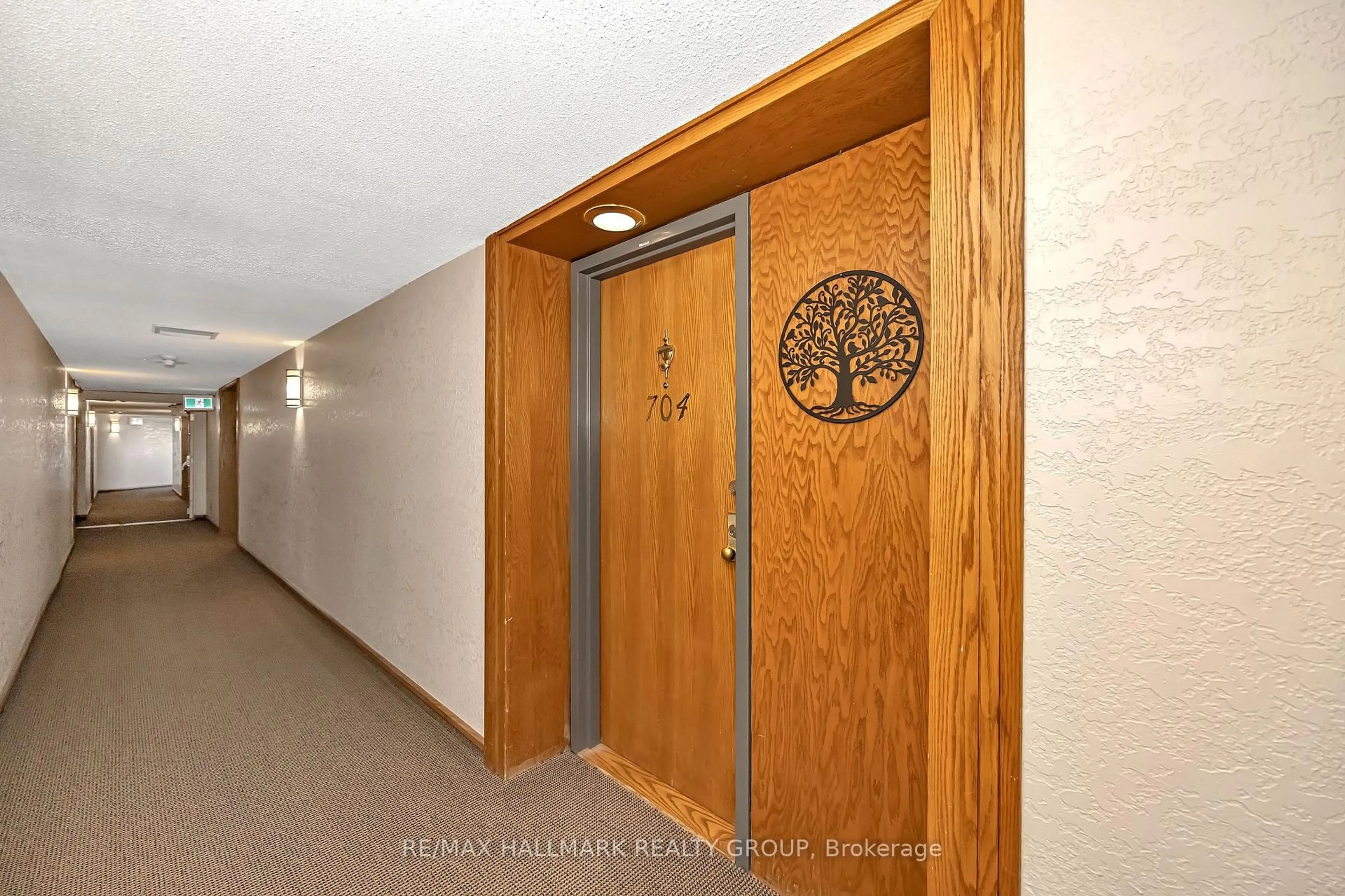 Indoor foyer for 80 Sandcastle Dr #704, Ottawa Ontario K2H 9E7