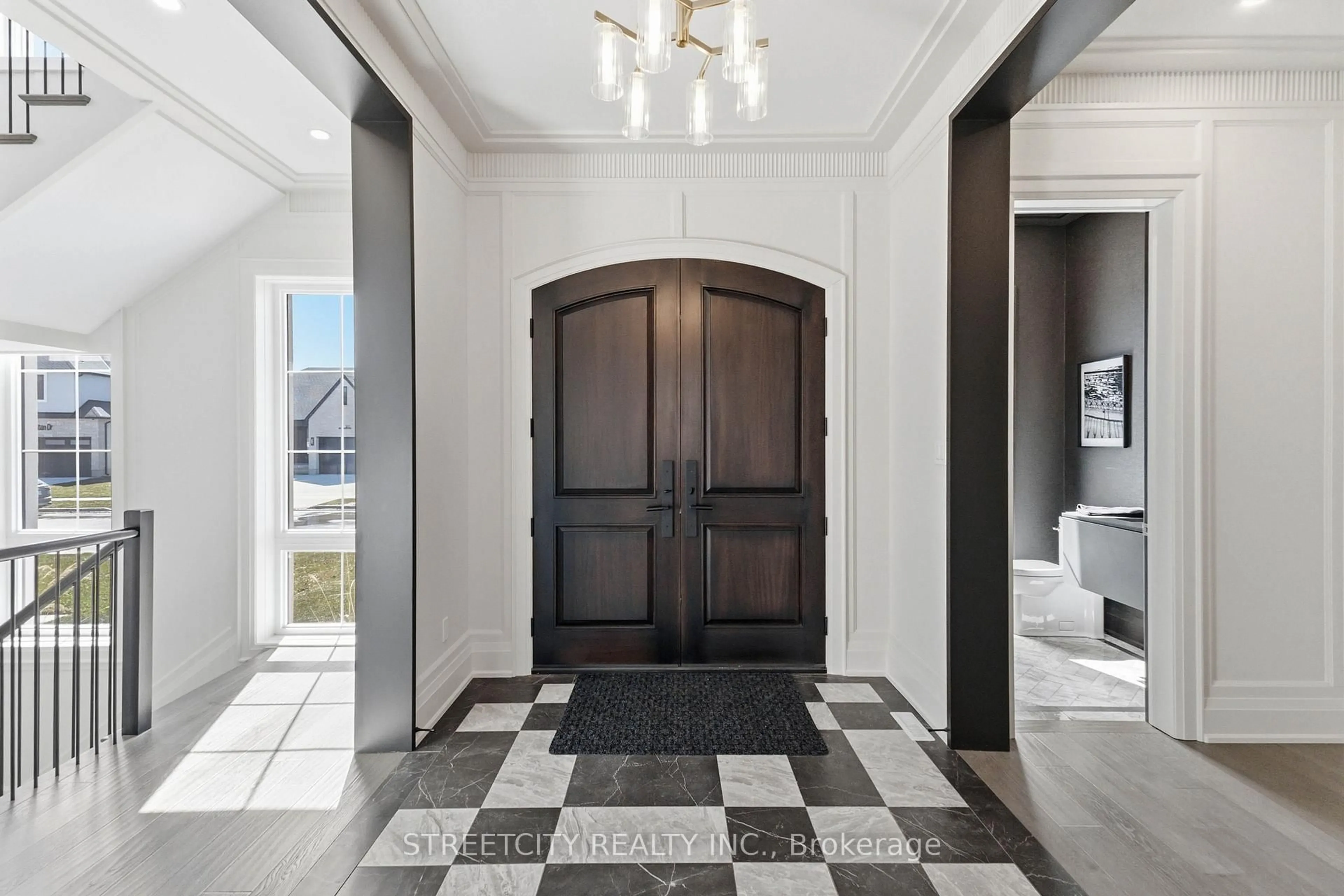 Indoor entryway for 326 Manhattan Dr, London South Ontario N6K 4M7