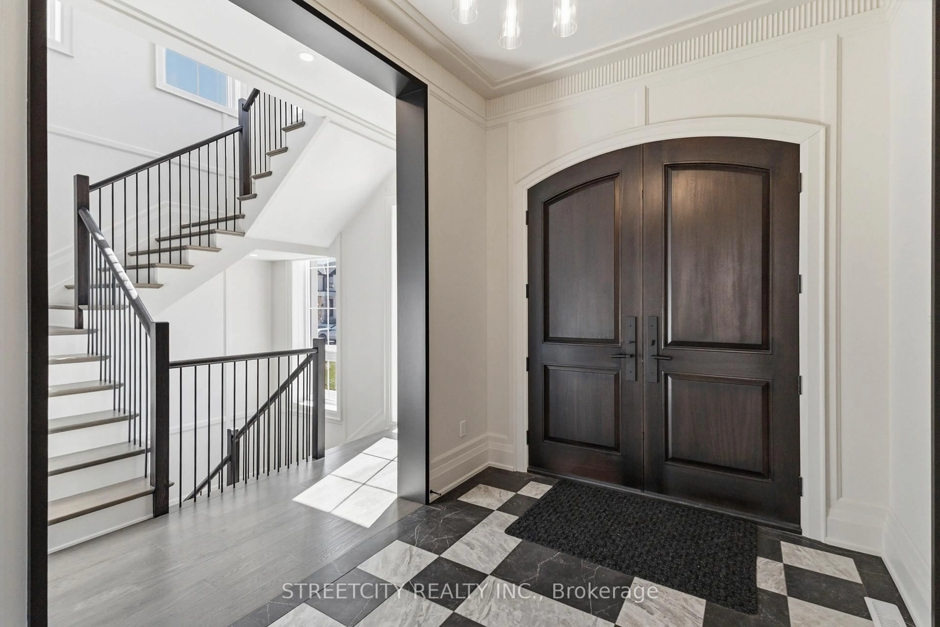 Indoor entryway for 326 Manhattan Dr, London South Ontario N6K 4M7