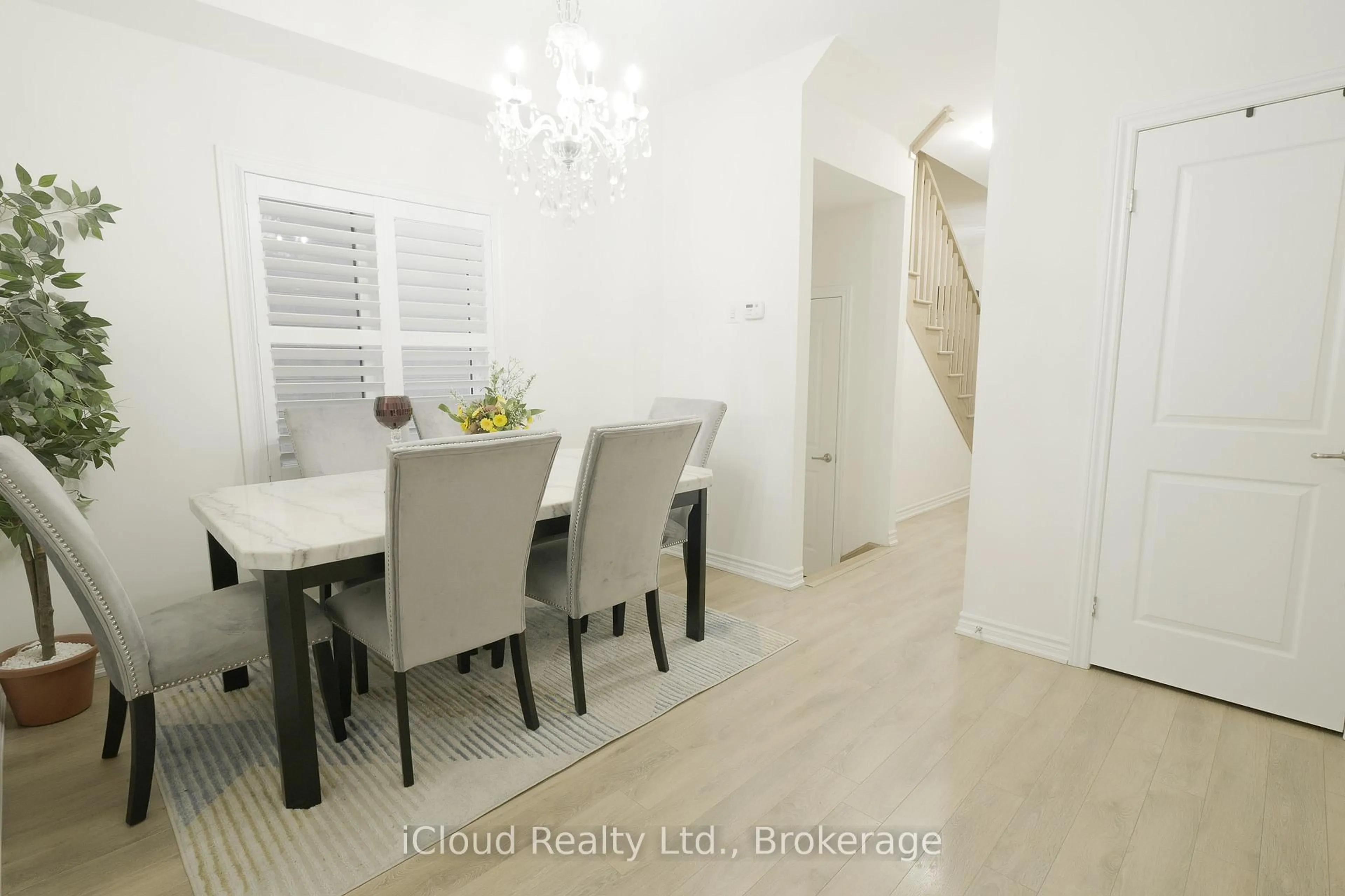 Dining room, unknown for 8 Whitton Dr, Brant Ontario N3L 0L1