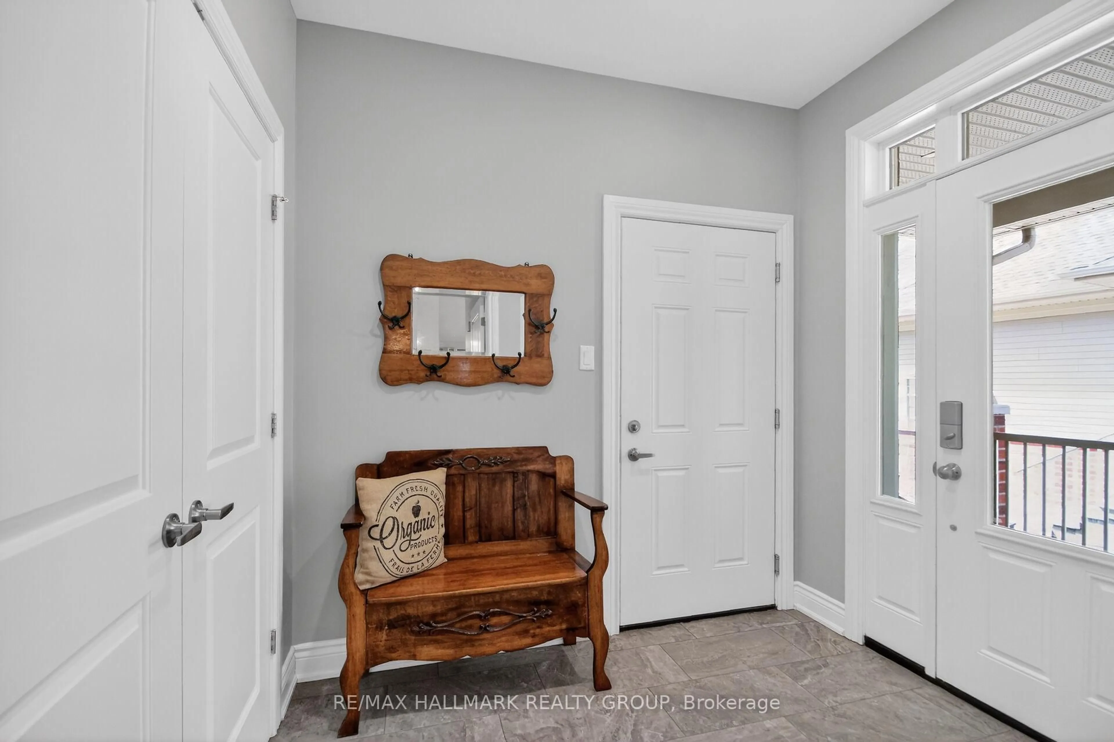 Indoor entryway for 131 Rivington St, Carp Ontario K0A 1L0