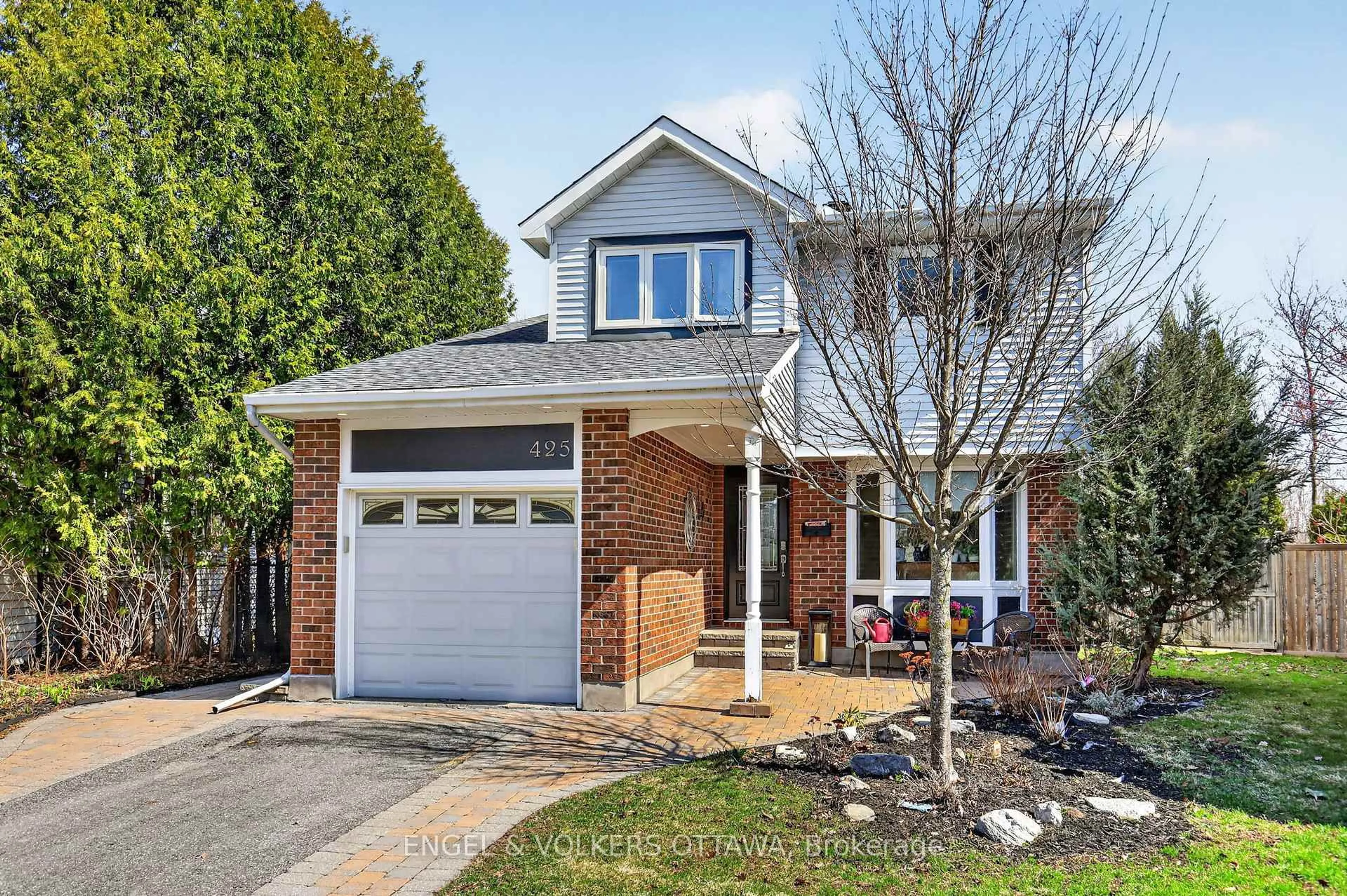 Home with brick exterior material, street for 425 Tanager Bay, Orleans Ontario K1E 2Z7