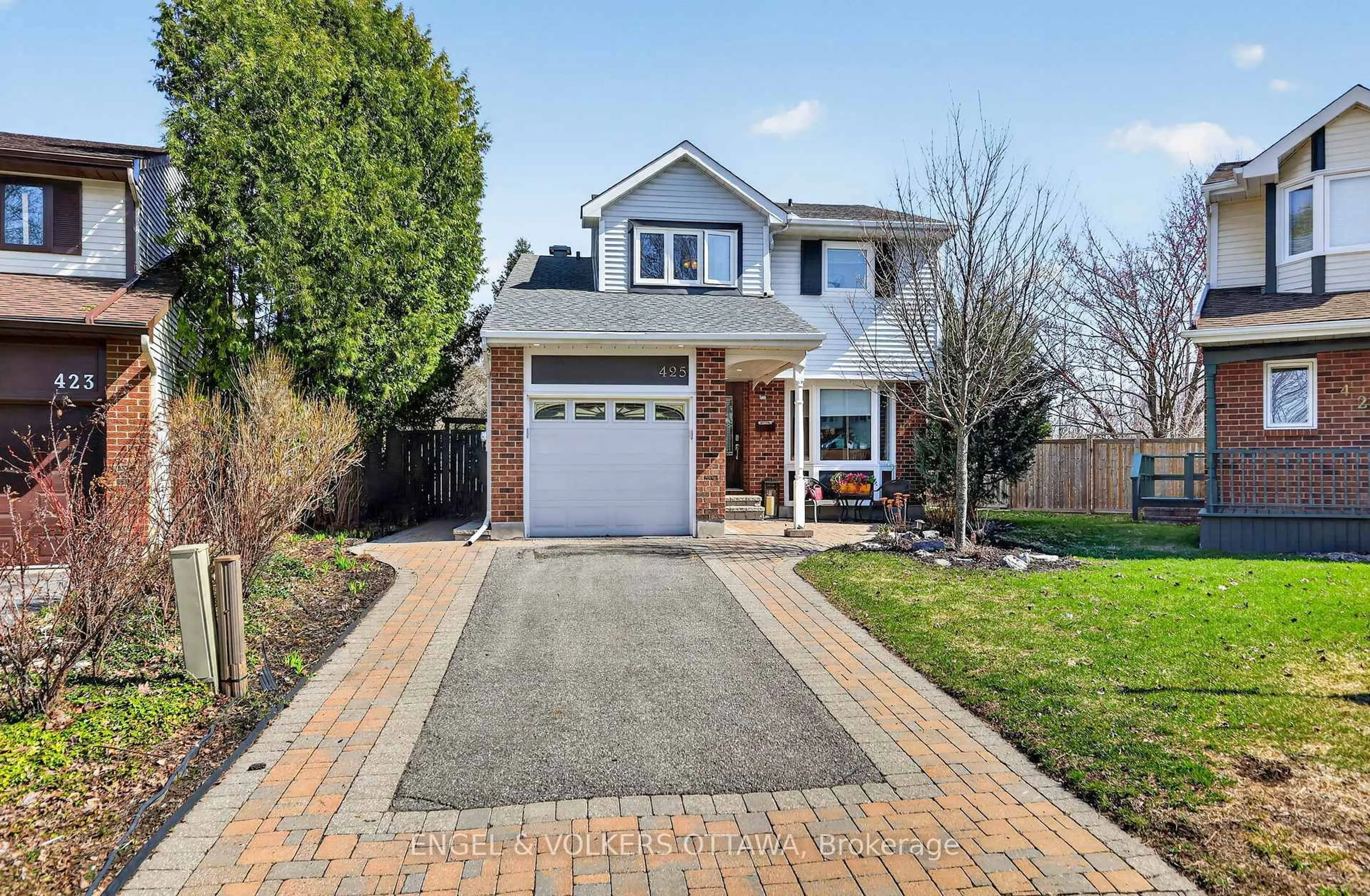 Home with brick exterior material, street for 425 Tanager Bay, Orleans Ontario K1E 2Z7