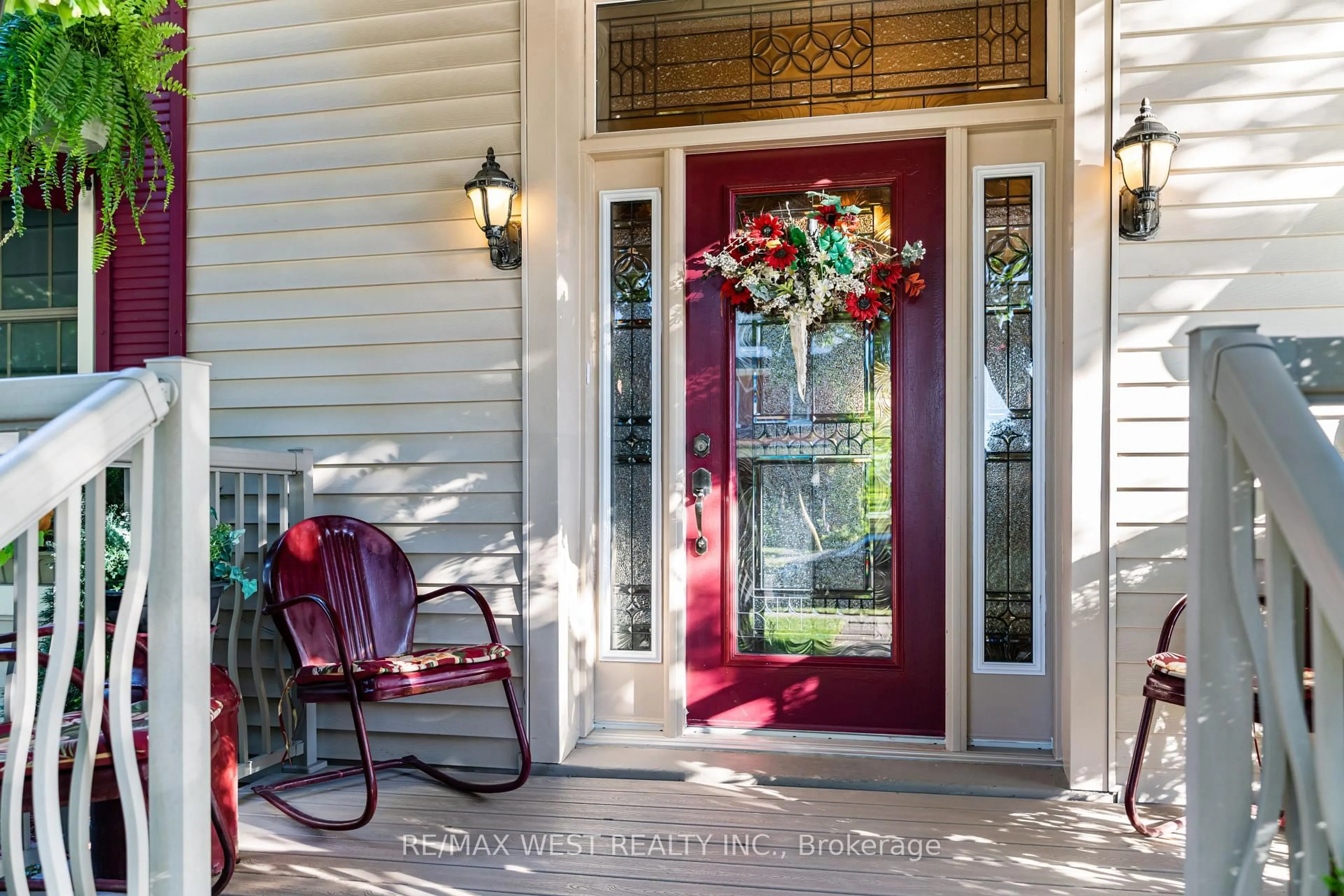 Indoor entryway for 560 Peel St, Woodstock Ontario N4S 1K4