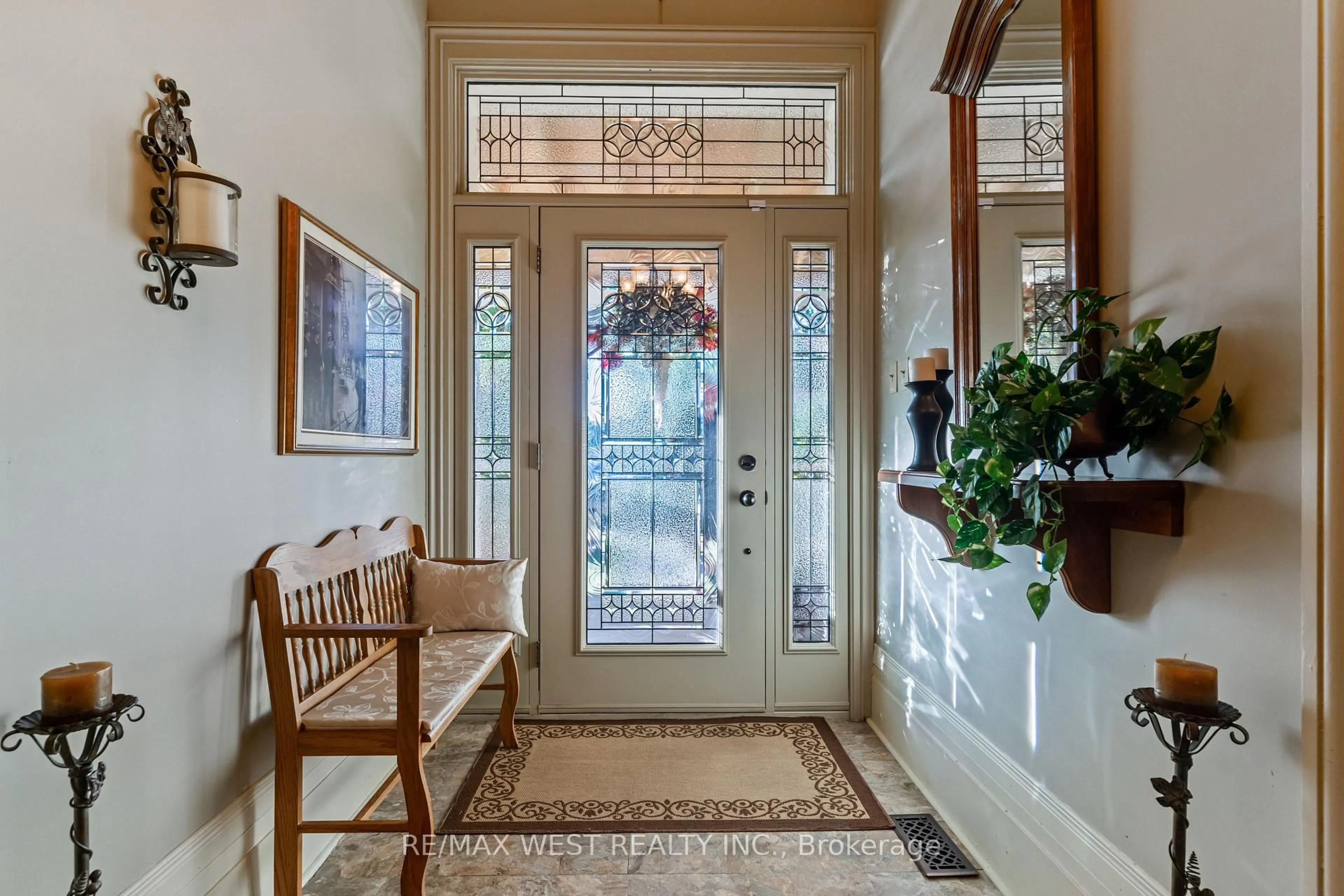 Indoor entryway for 560 Peel St, Woodstock Ontario N4S 1K4